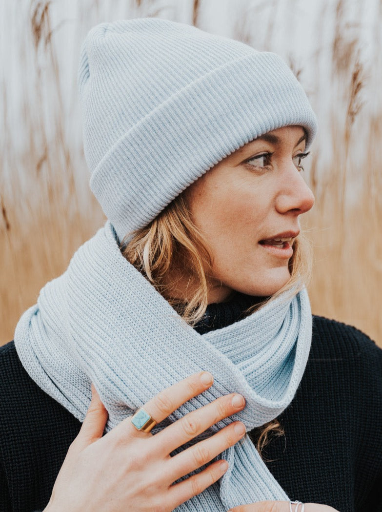 Nachhaltige Strickwaren Kombination in Eisblau bestehend aus Schal und Strickmütze. Gefertigt in Deutschland von FUXBAU.
