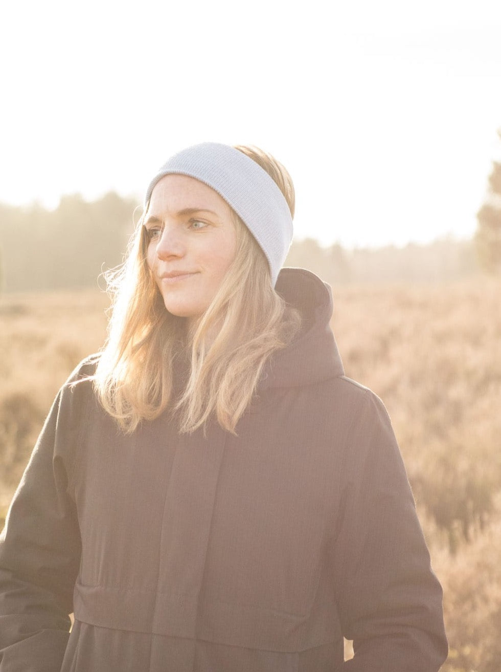 Detailansicht eines nachhaltigen Stirnband von FUXBAU in Eisblau aus GOTS zertifizierter Merino Schurwolle. Extra weich und warm. Gefertigt in Deutschland mit erneuerbaren Energien.