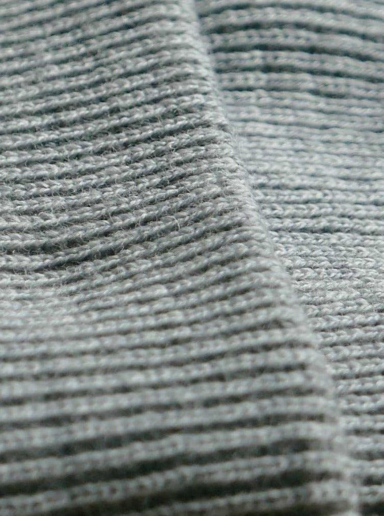 Detailaufnahme unsere FUXBAU Merino Strickmütze in graumeliert
