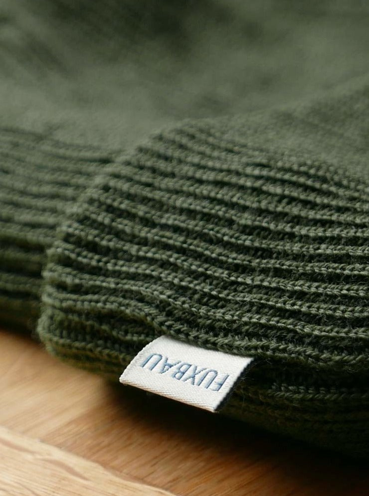 fuxbau-unisex-fair-fashion-beanie-merino-wolle-strick-waldgruen-detail-label