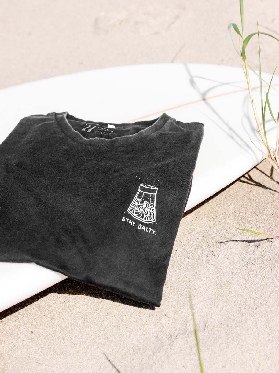 Nachhaltiges Männer Stay Salty T-Shirt in salzschwarz