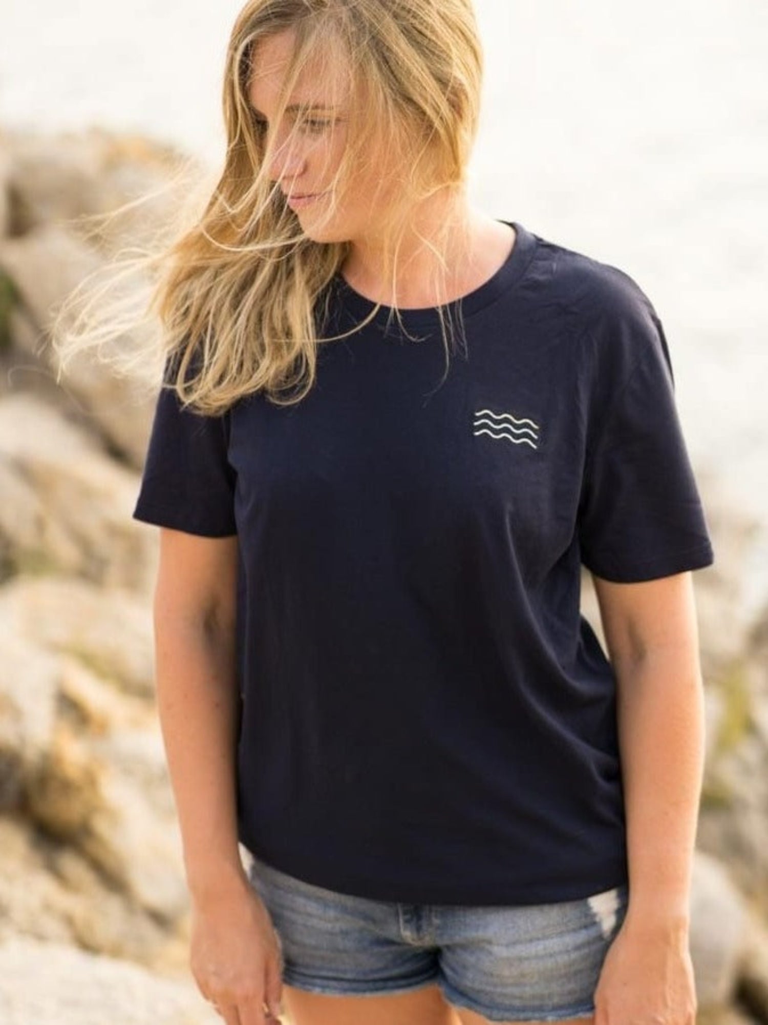 Isi trägt unser Fair Fashion Surf T-Shirt in navy aus unserer Buena Onda Kollektion