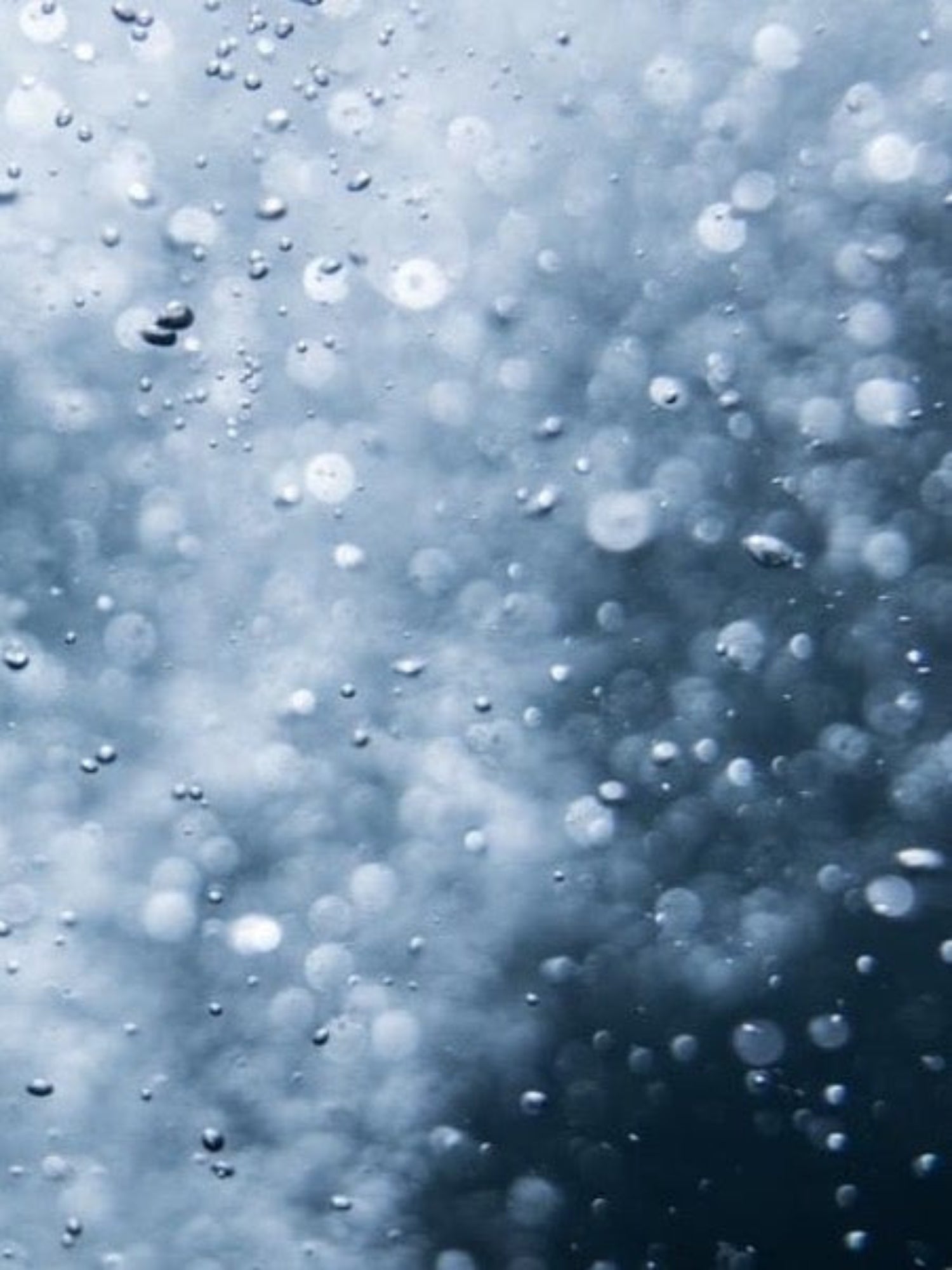 Stimmungsbild mit Wasserblasen – Inspirationsmotiv für die Navy Neps Kollektion von FUXBAU.