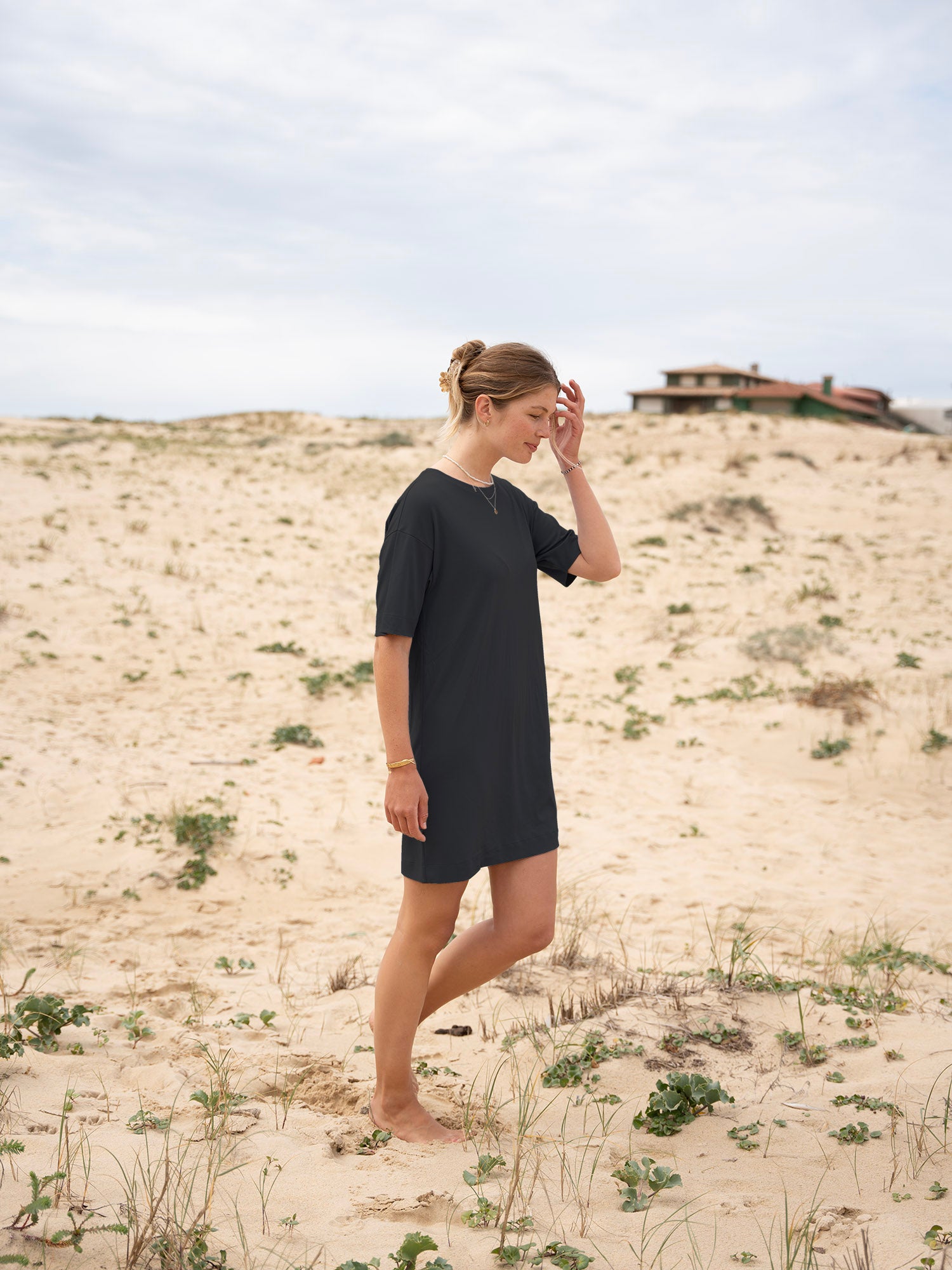 Sarah trägt das nachhaltige FUXBAU Frauen T-Shirt Kleid in anthrazit aus 100% GOTS zertifizierter Biobaumwolle.