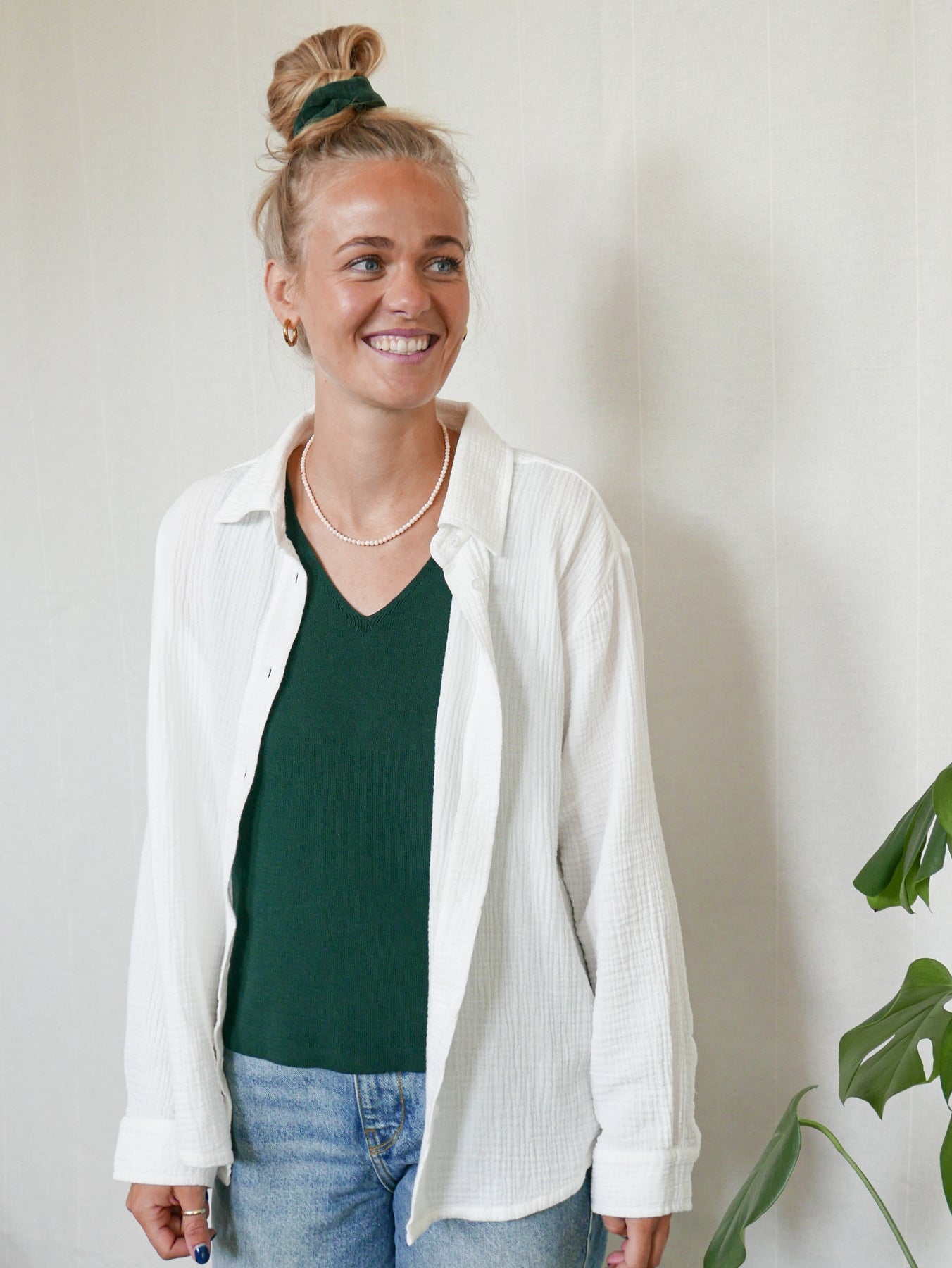 Greta trägt die nachhaltige Frauen Musselinbluse in cremeweiss aus 100% GOTS zertifizierter Biobaumwolle und made in Portugal von FUXBAU