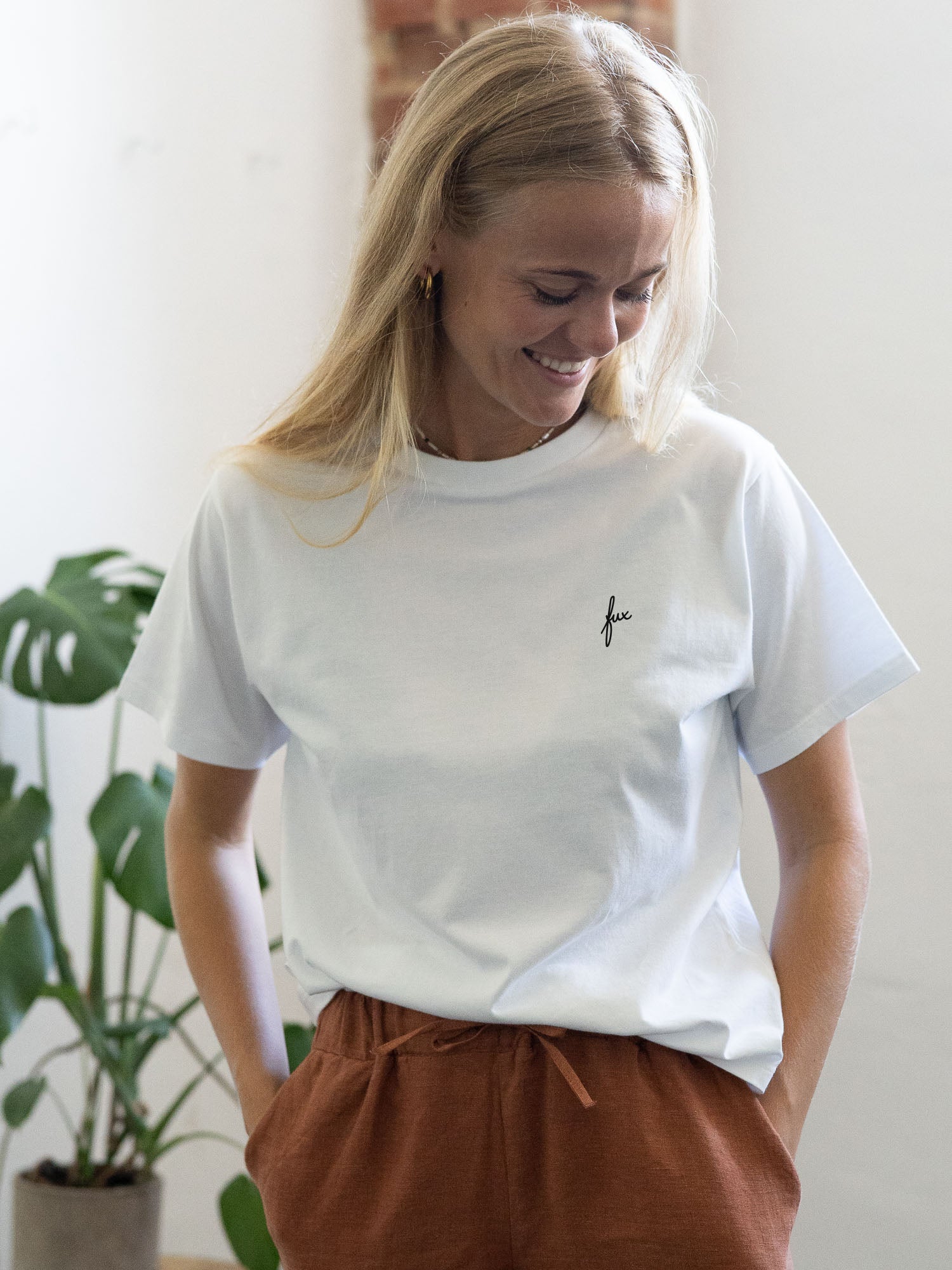 Greta trägt das Frauen fux Basic T-Shirt - weiß als B-Ware. Qualität zum fairen Preis. Durch einen Missverständnis ind er Kommunikation mit unseren Partnern hat das FUXBAU Frauen Basic T-Shirt unseren fux Stick erhalten.