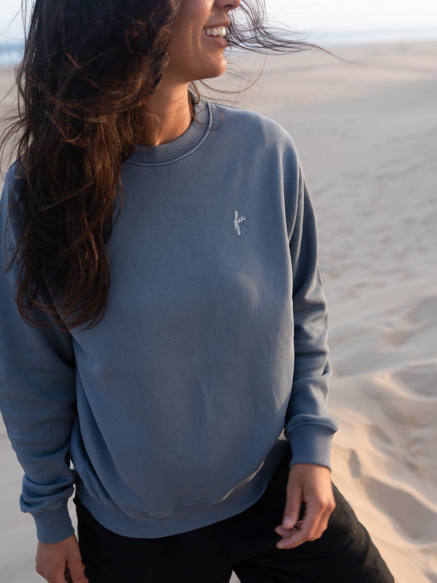 Seeblauer FUXBAU Frauen Pullover im Vintage Look mit dezentem Stick am Strand