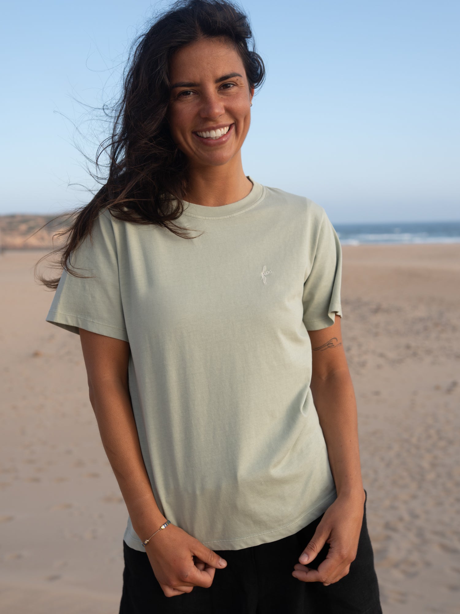 Seegrünes FUXBAU Frauen T-Shirt im Vintage Look vor Strand und Meer