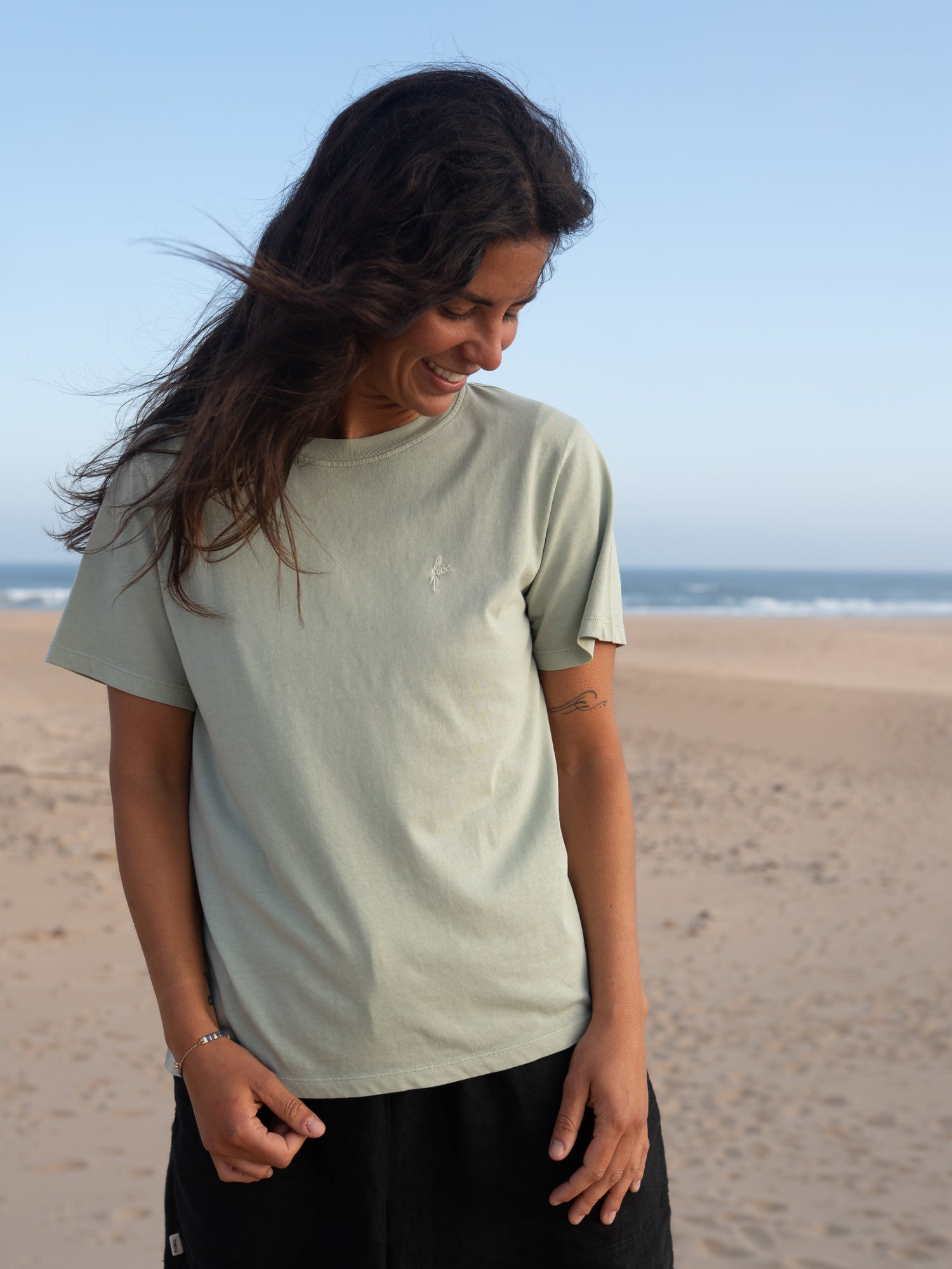 Nachhaltiges Frauen T-Shirt in Seegrün von FUXBAU aus Biobaumwolle am Strand