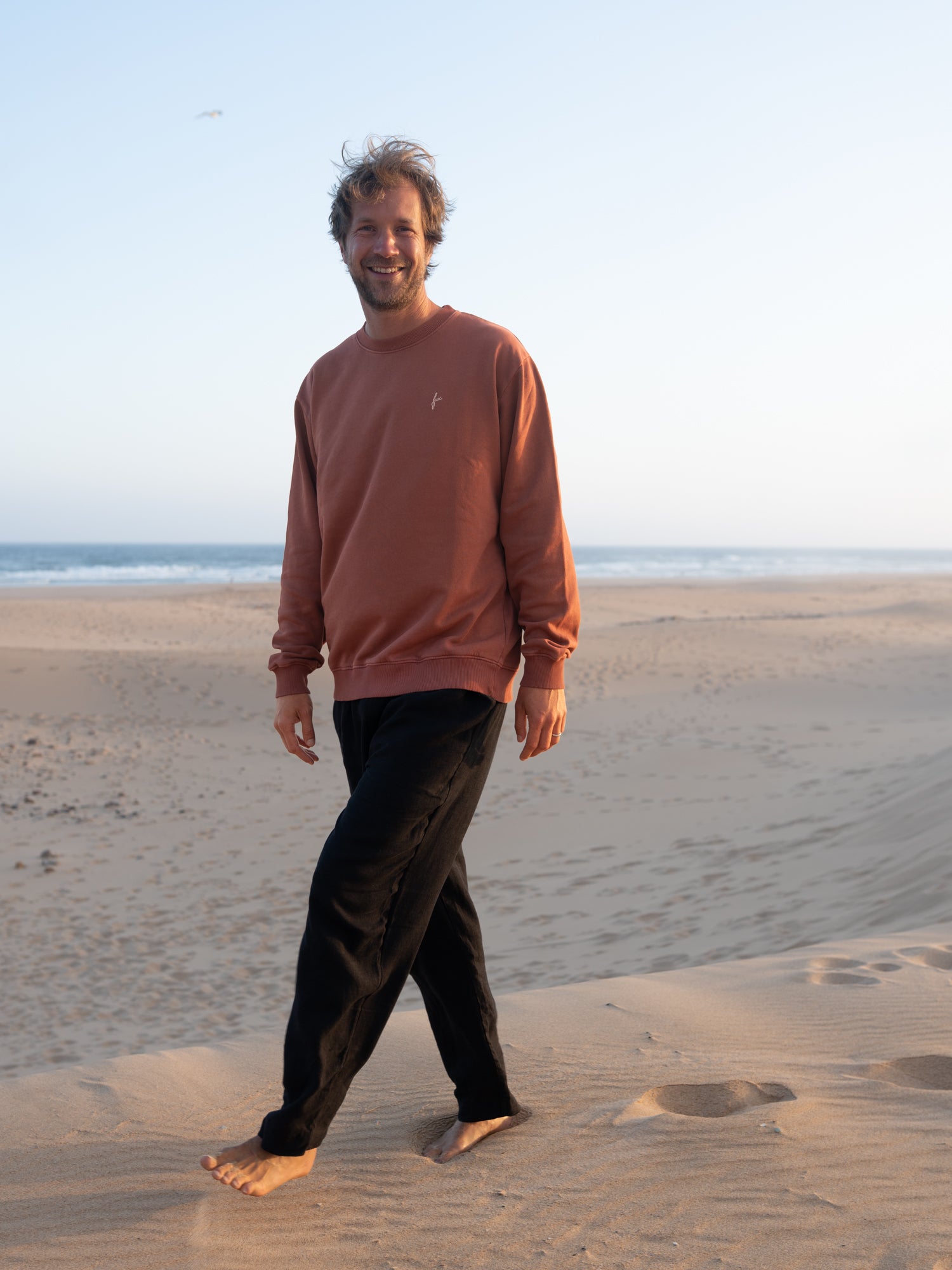 Roter FUXBAU Männer Pullover im Vintage Look aus Biobaumwolle am Strand