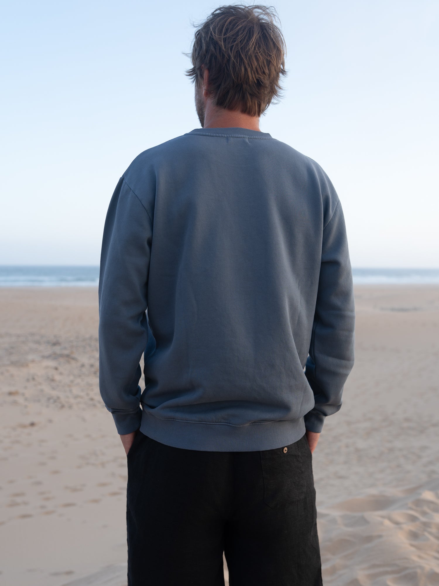 Detailaufnahme vom seeblauen FUXBAU Männer Pullover aus Biobaumwolle mit gewaschenem Look