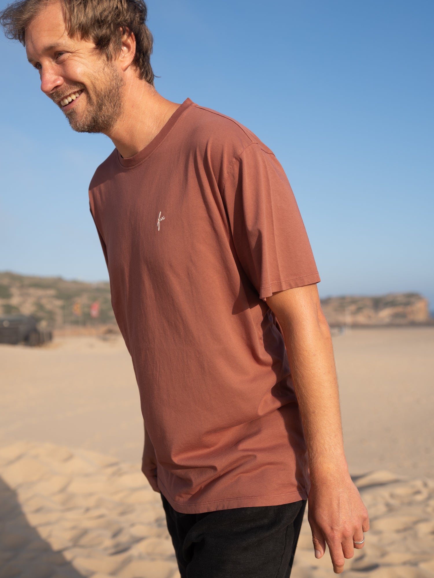 Rotes FUXBAU Männer T-Shirt aus Biobaumwolle im Vintage Look am Strand