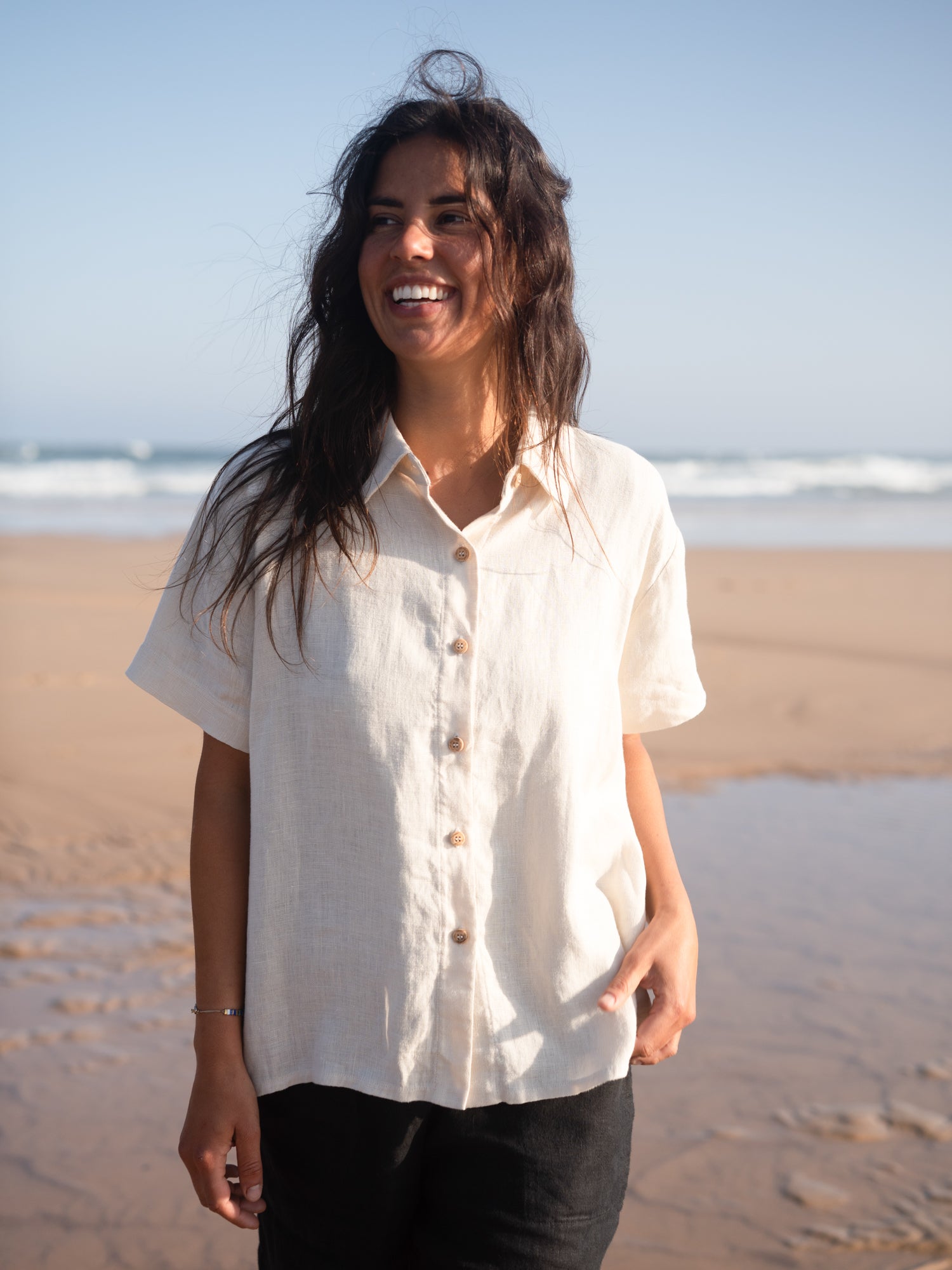 Frauen Kurzarm Leinenbluse cremeweiß am Strand