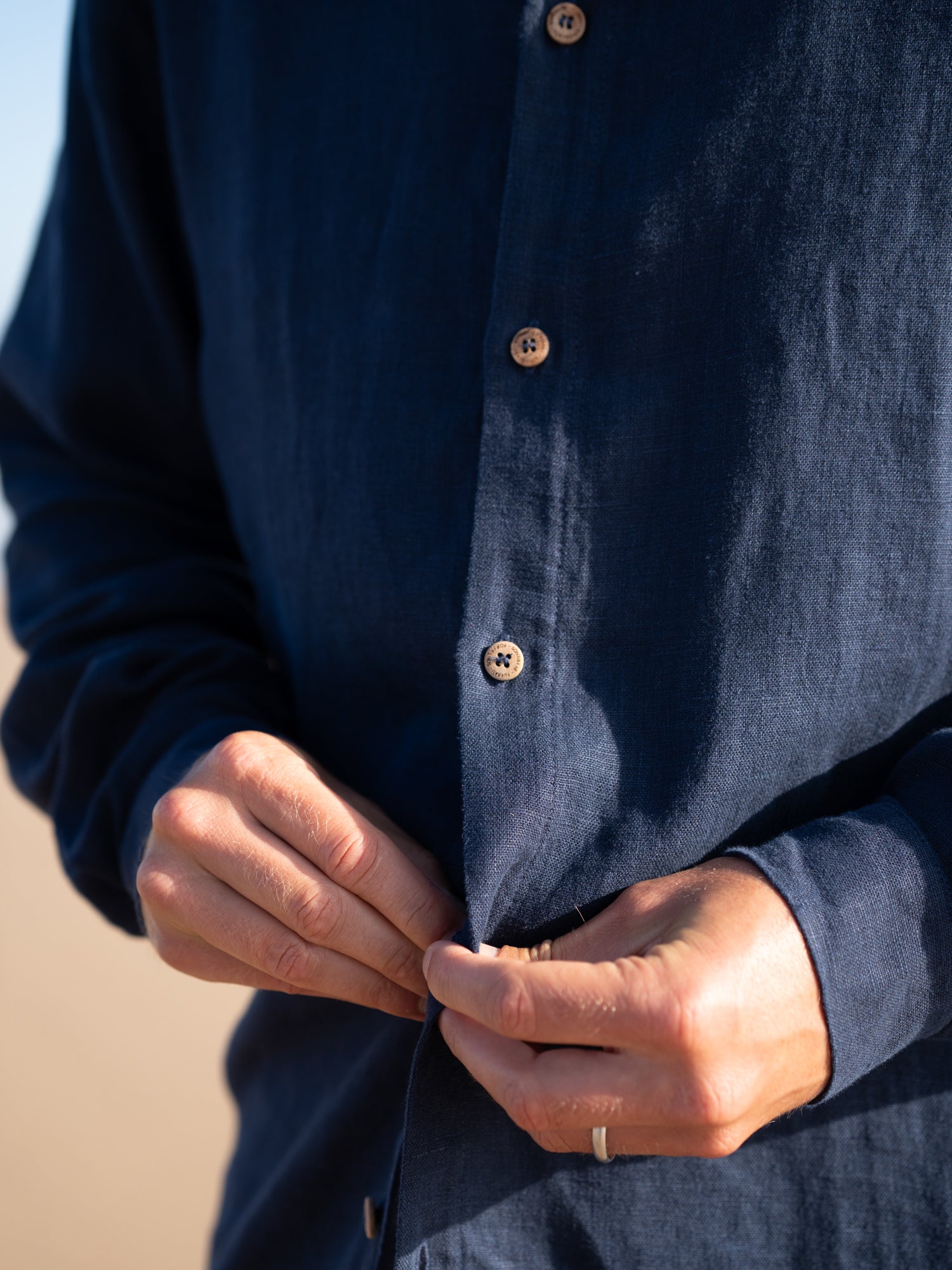 Männer Leinenhemd navy mit Holzknöpfen