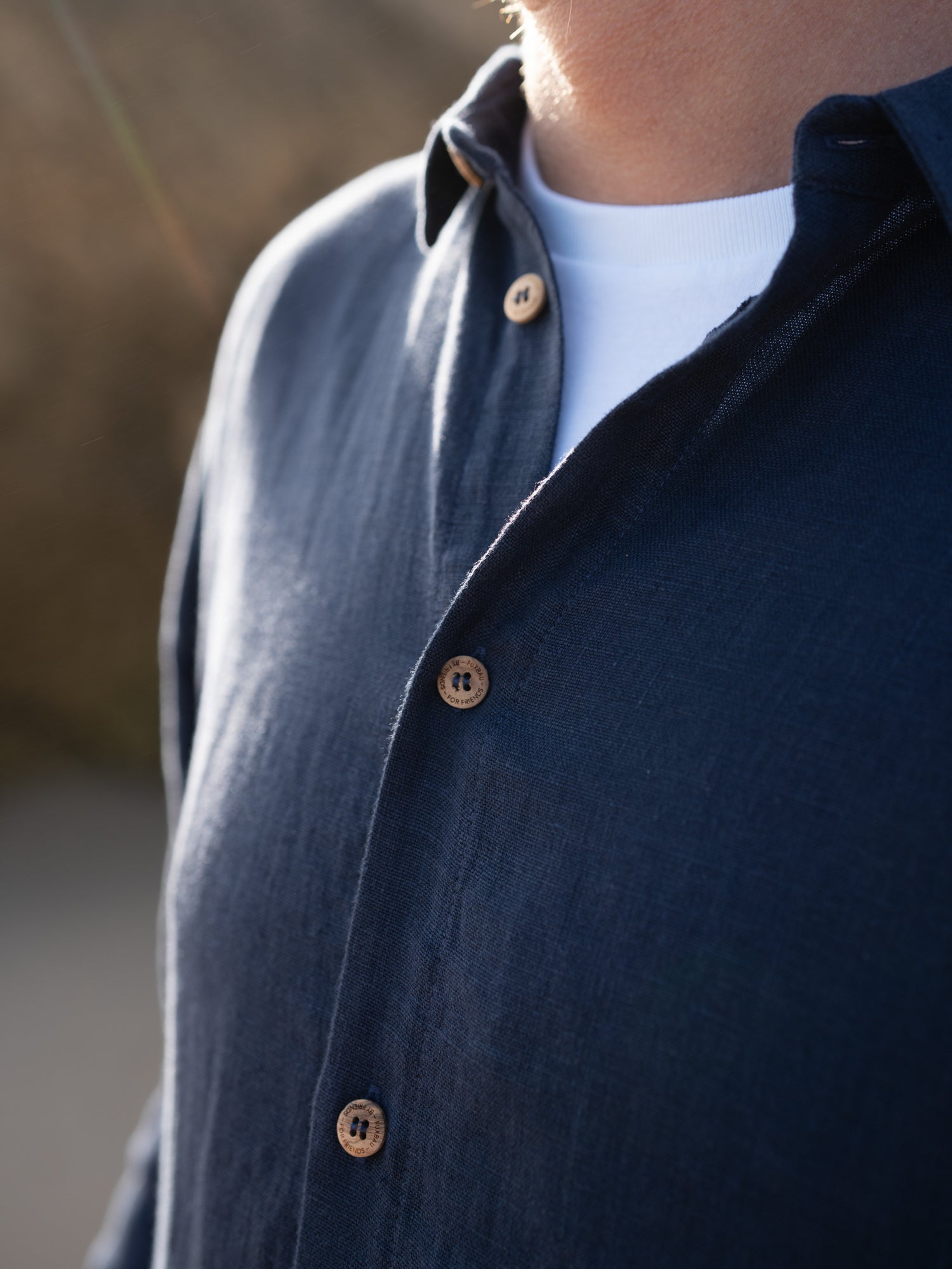 Detailaufnahme Männer Leinenhemd navy aus Leinen