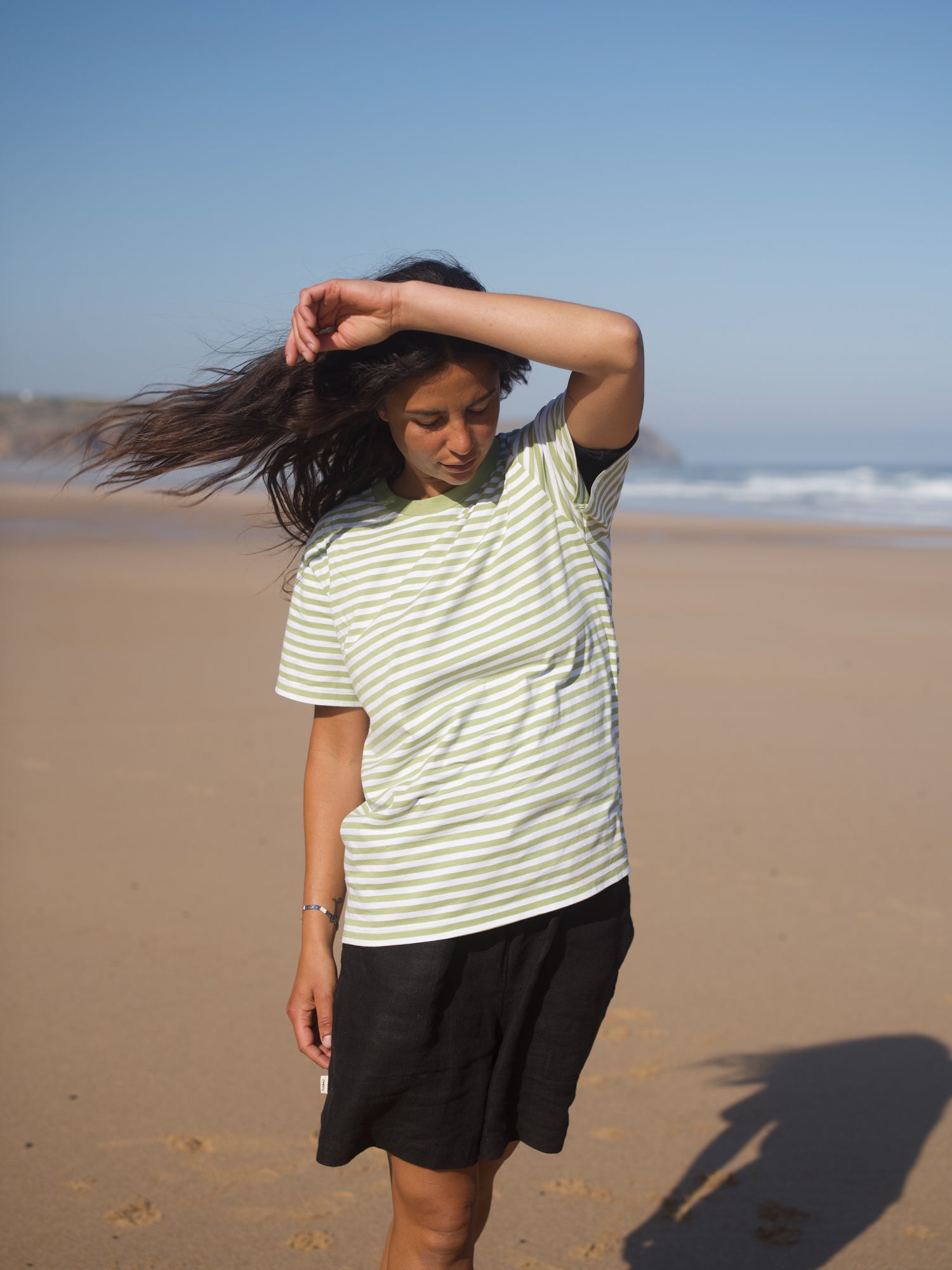 Gestreiftes Frauen T-Shirt hellgrün weiß am Strand