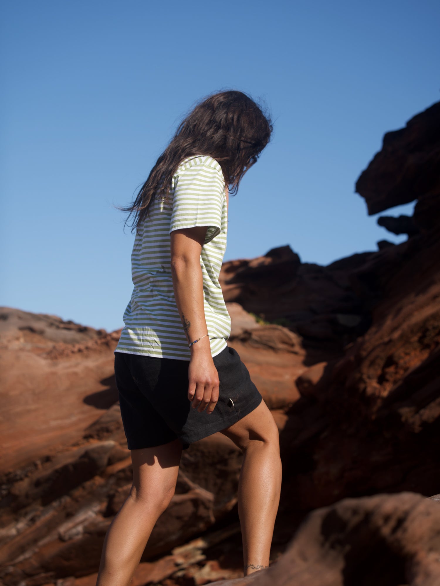 Gestreiftes Frauen T-Shirt hellgrün weiß auf Felsen