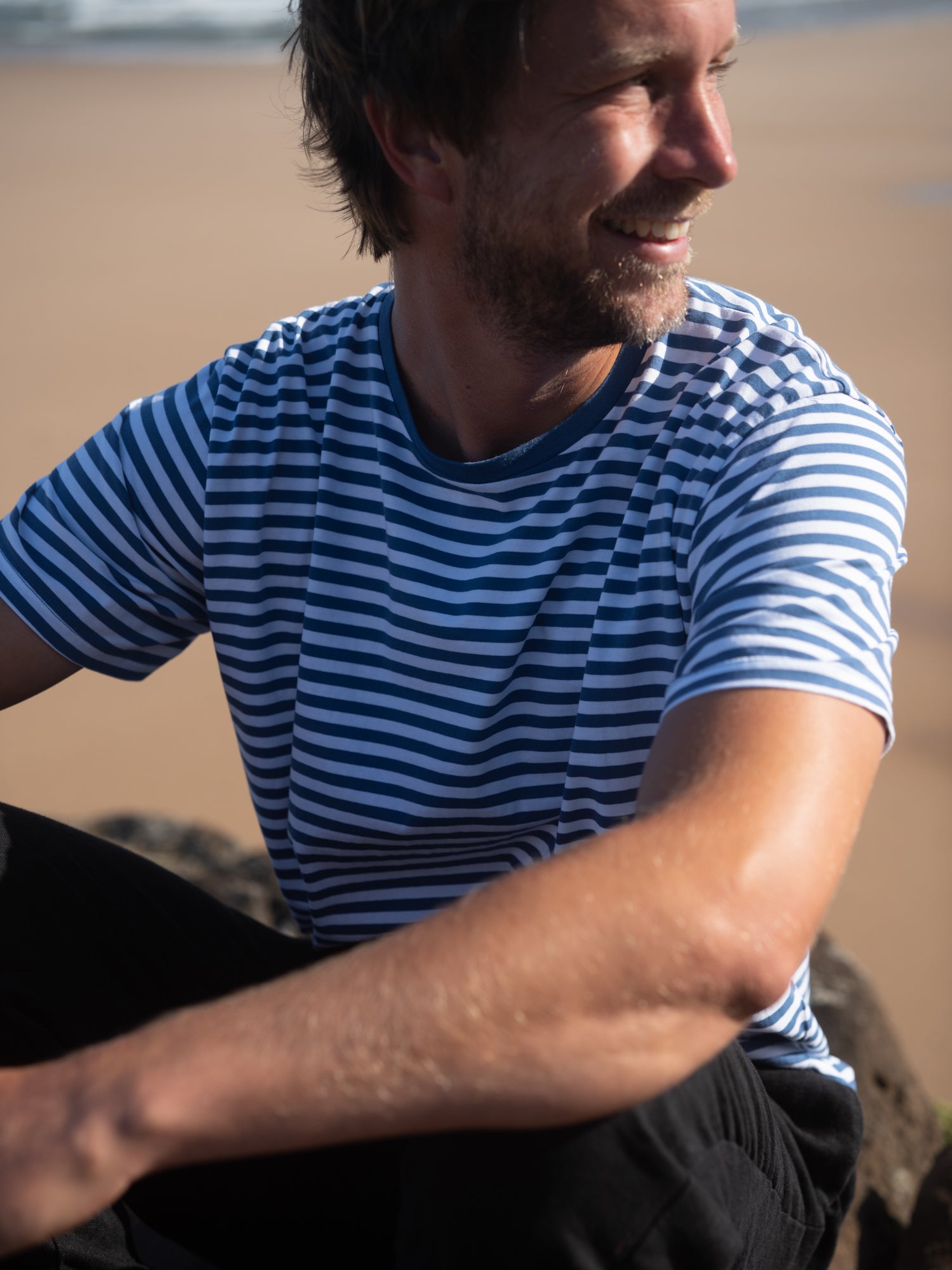 Detailaufnahme Männer T-Shirt blau weiß gestreift