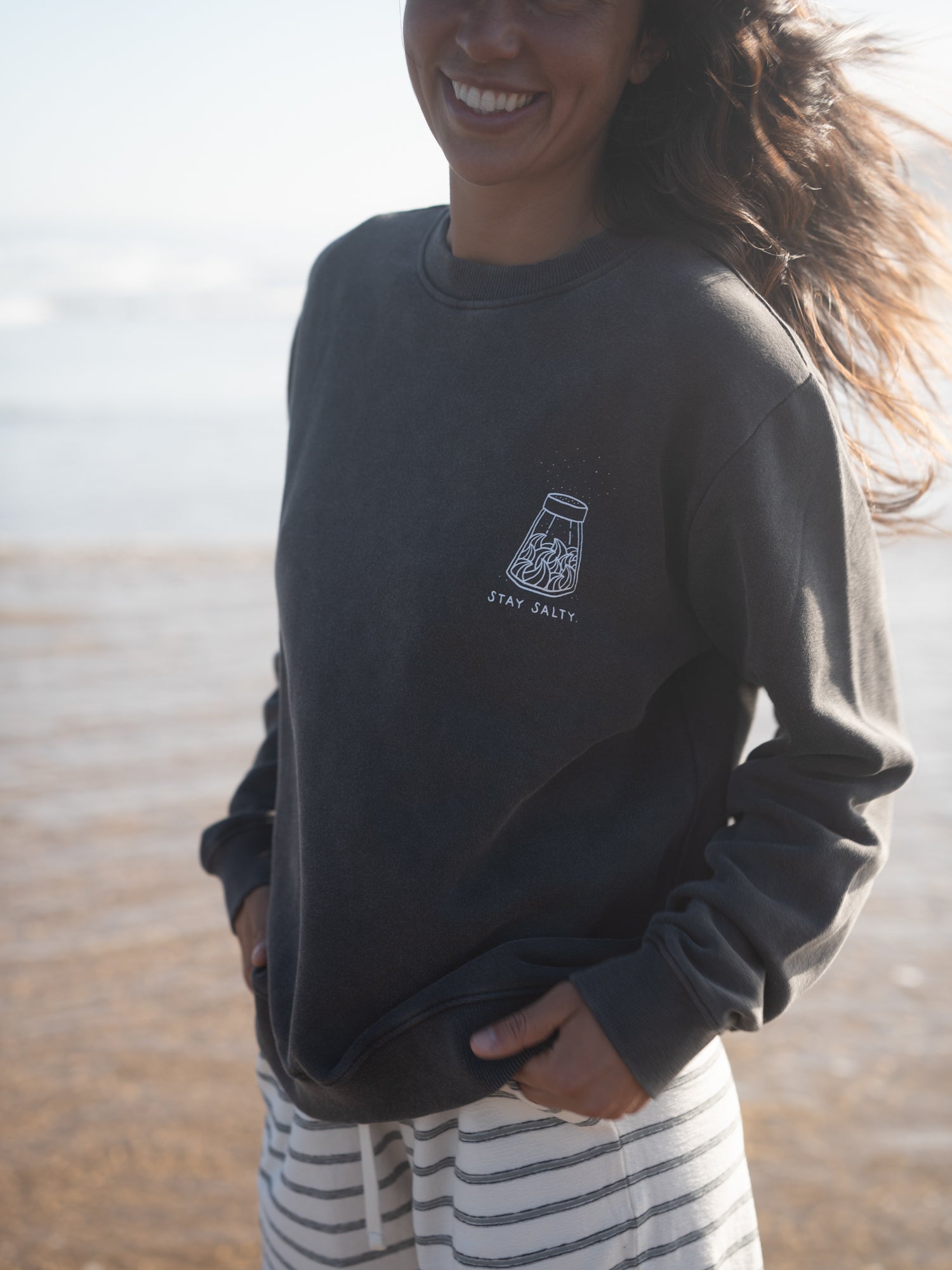Detail des Stay Salty Sweaters aus Biobaumwolle