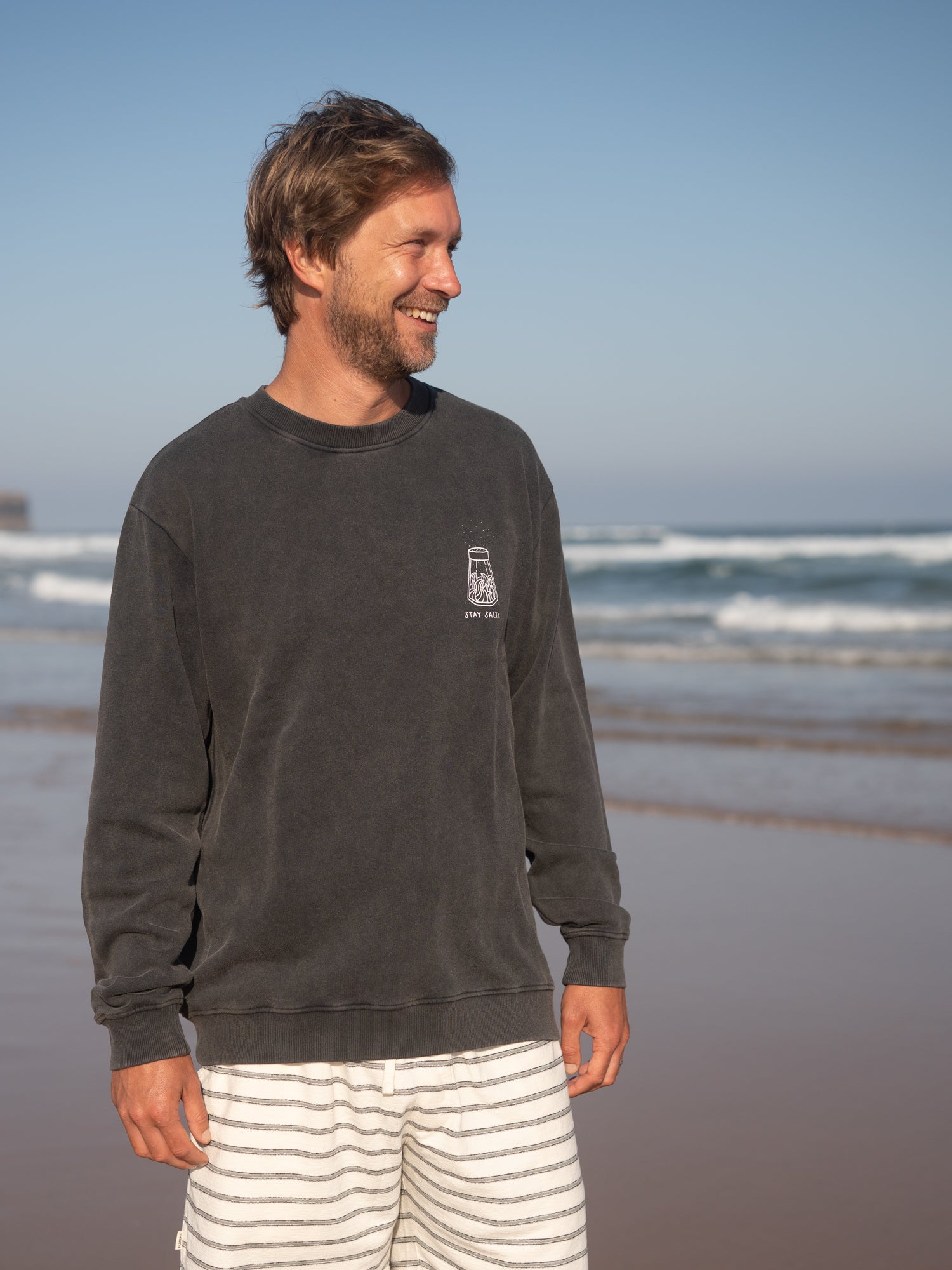 Fair Fashion Männer Sweater salzschwarz aus Biobaumwolle