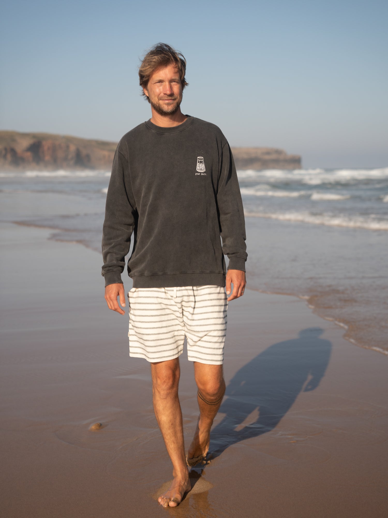 Männer Stay Salty Sweater salzschwarz am Strand