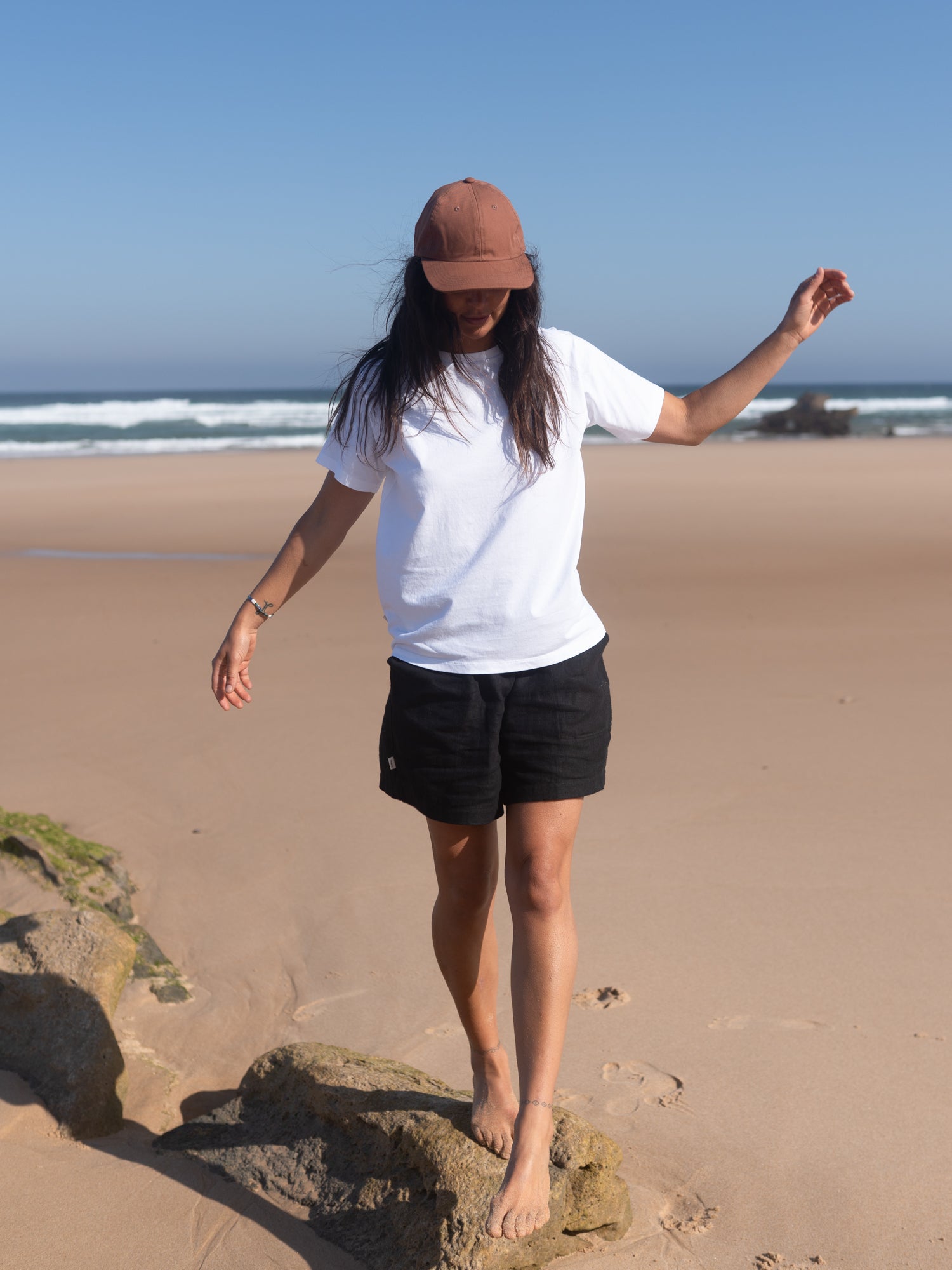 Unisex Dad Cap in kastanie beim Strandspaziergang