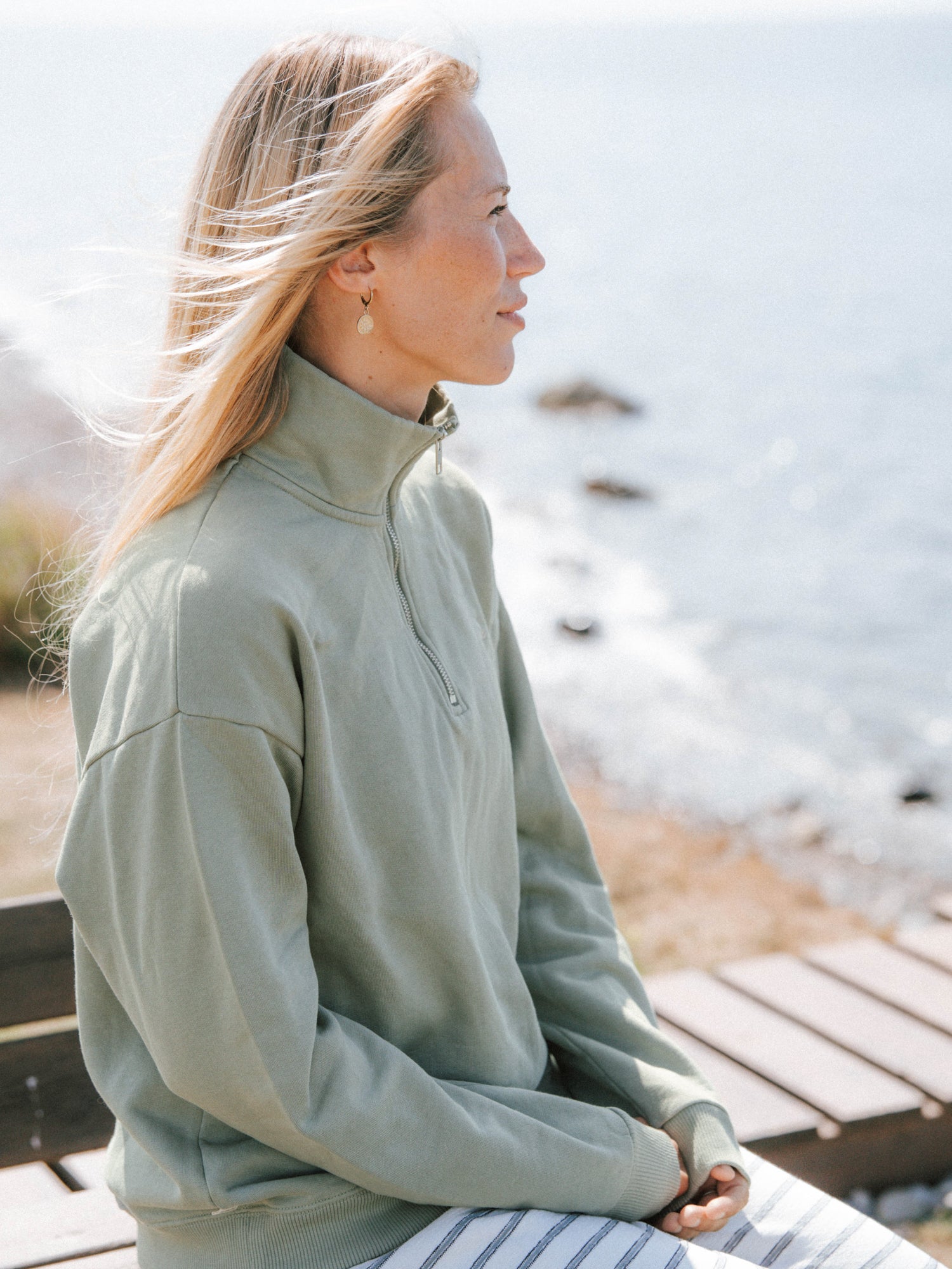 Frauen Half Zip Sweater in Seegras aus Biobaumwolle mit hohem Kragen am Meer
