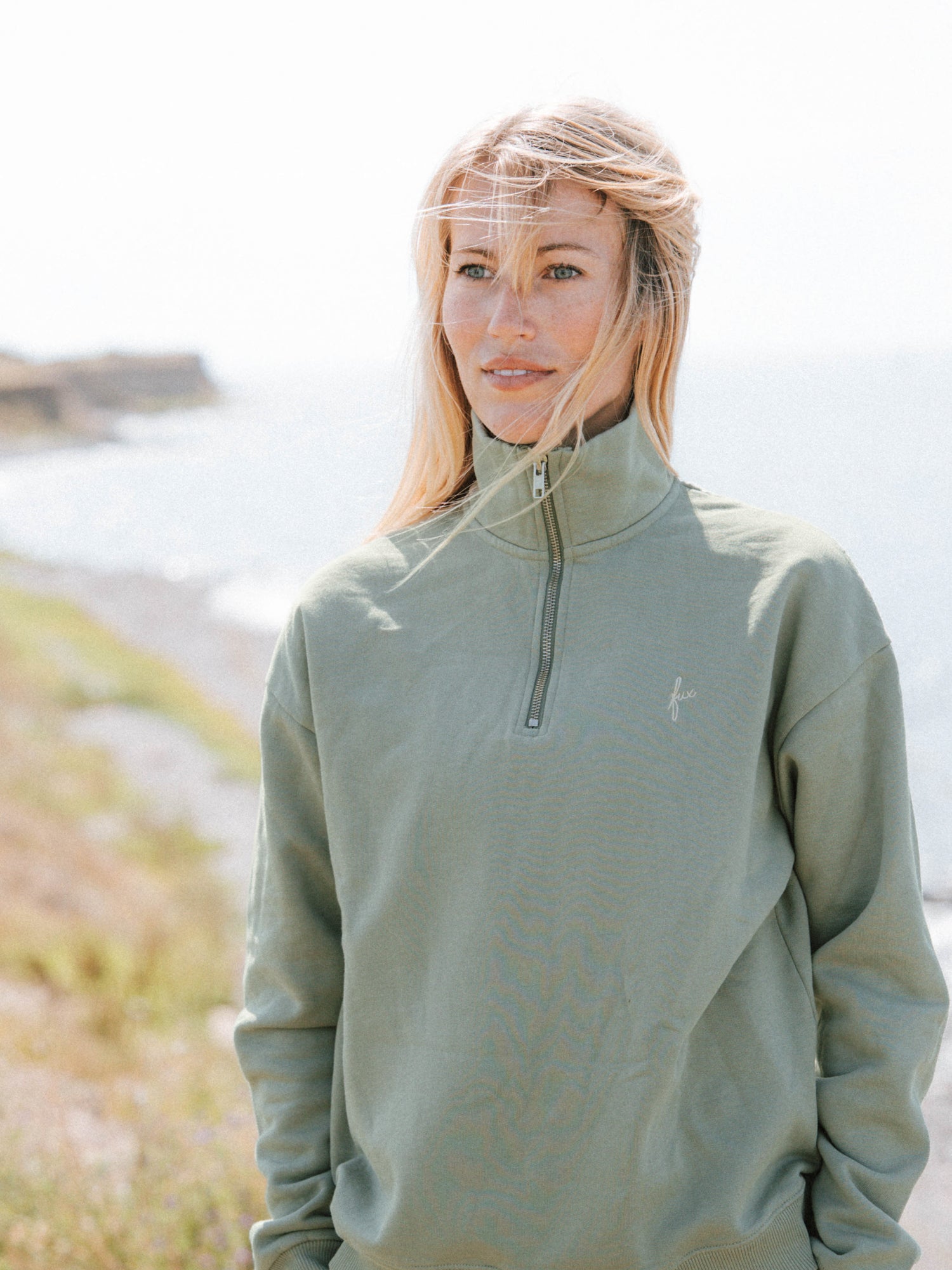 Frauen Half Zip Sweater in Seegras aus Biobaumwolle mit Fux Stickerei auf der Brust
