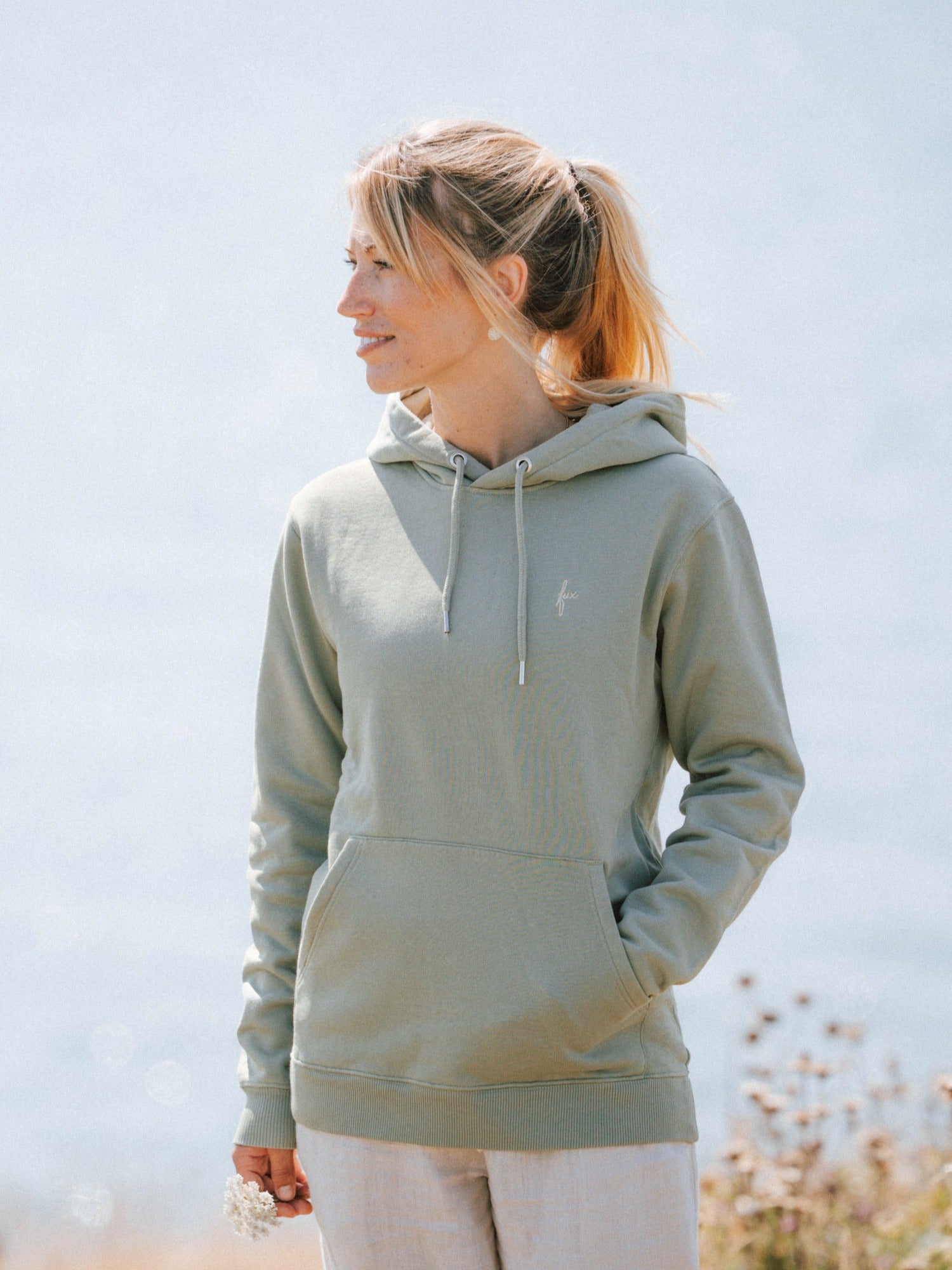 Unisex Hoodie in Seegras aus Biobaumwolle mit fux Stick und Kängurutasche