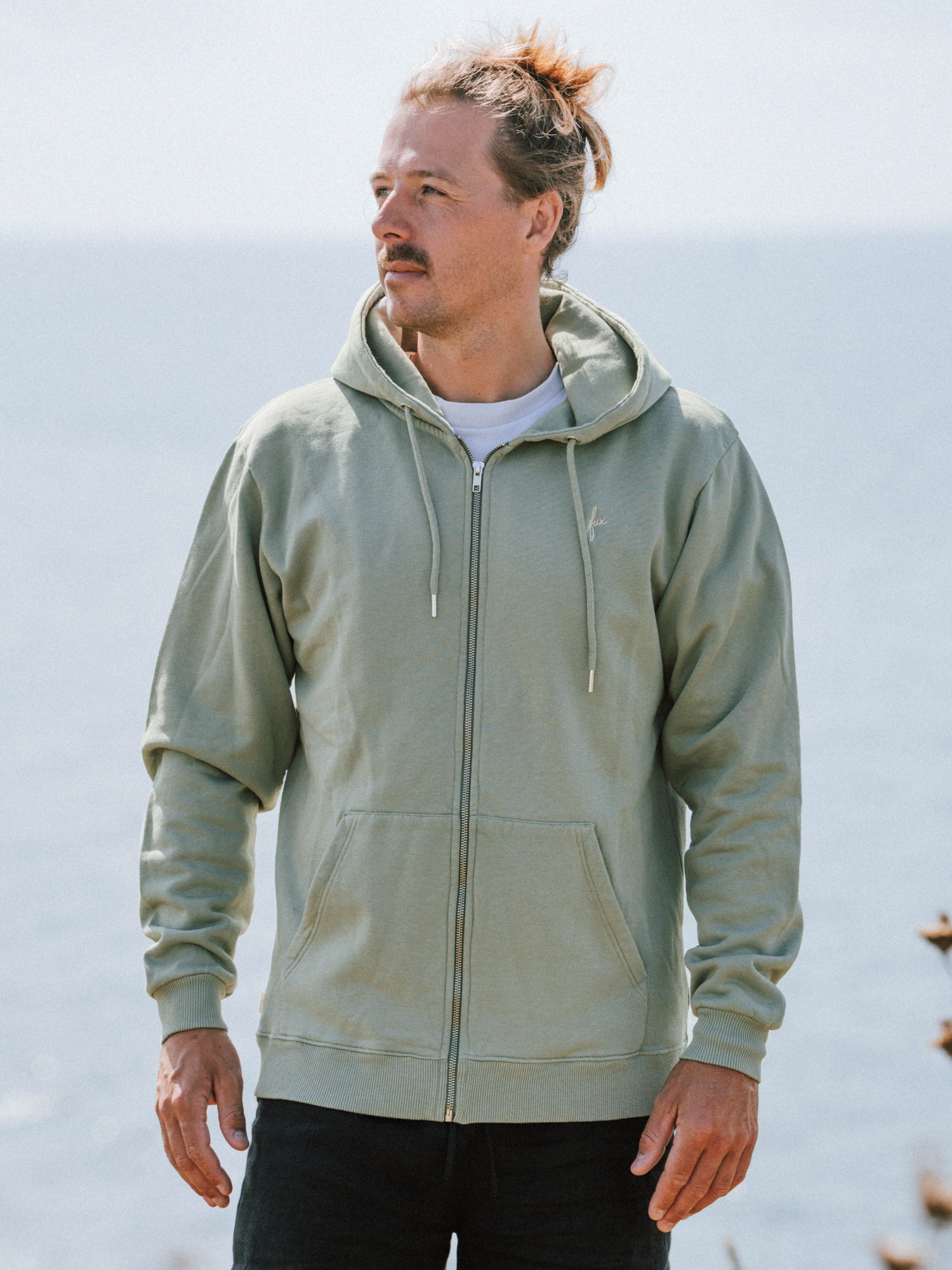 Unisex Sweatjacke in Seegras aus Biobaumwolle mit Kapuze und fux Stick in Vorderansicht