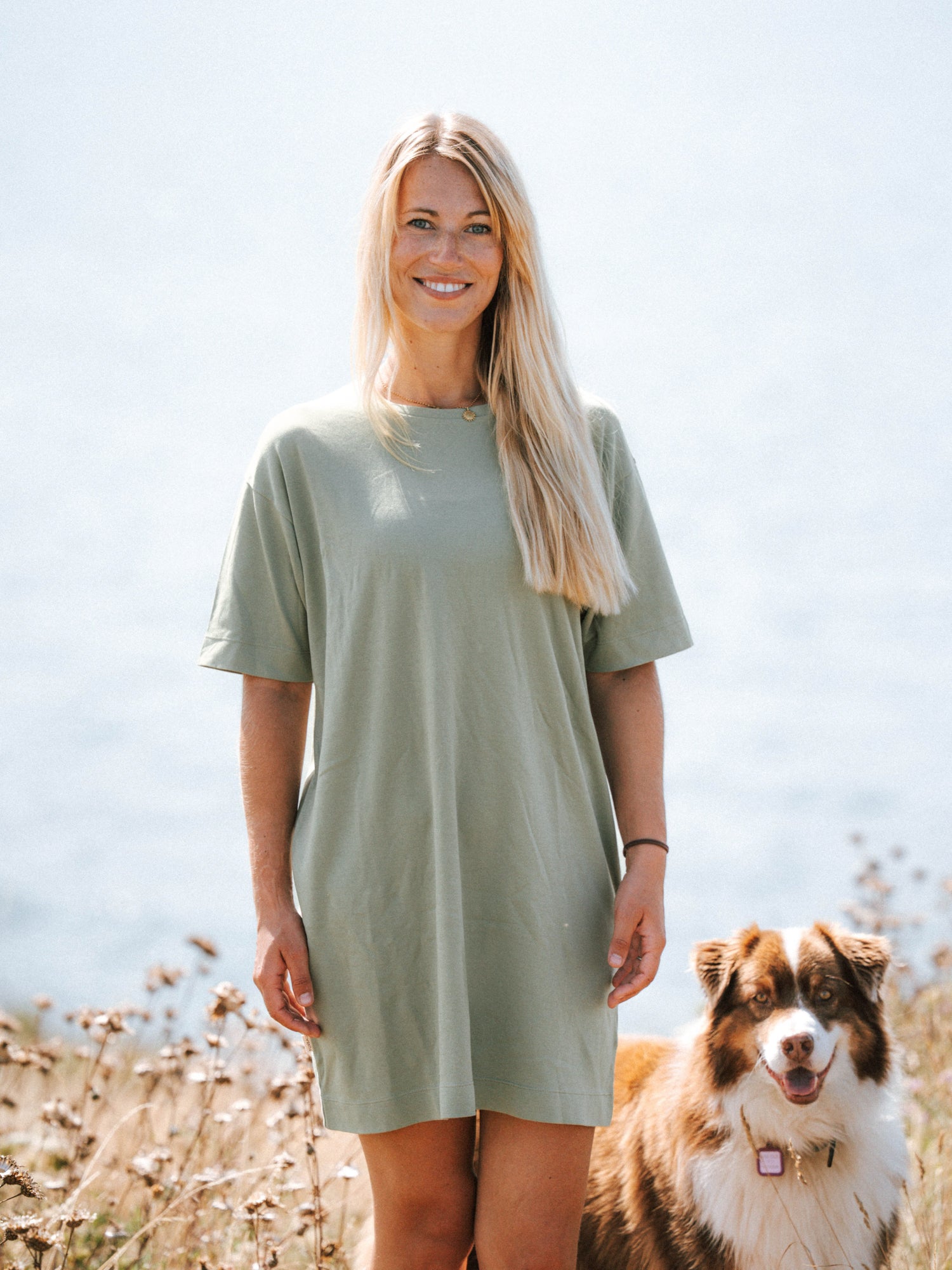 Frauen T-Shirt Kleid in Seegras aus Biobaumwolle in lockerer Passform am Meer