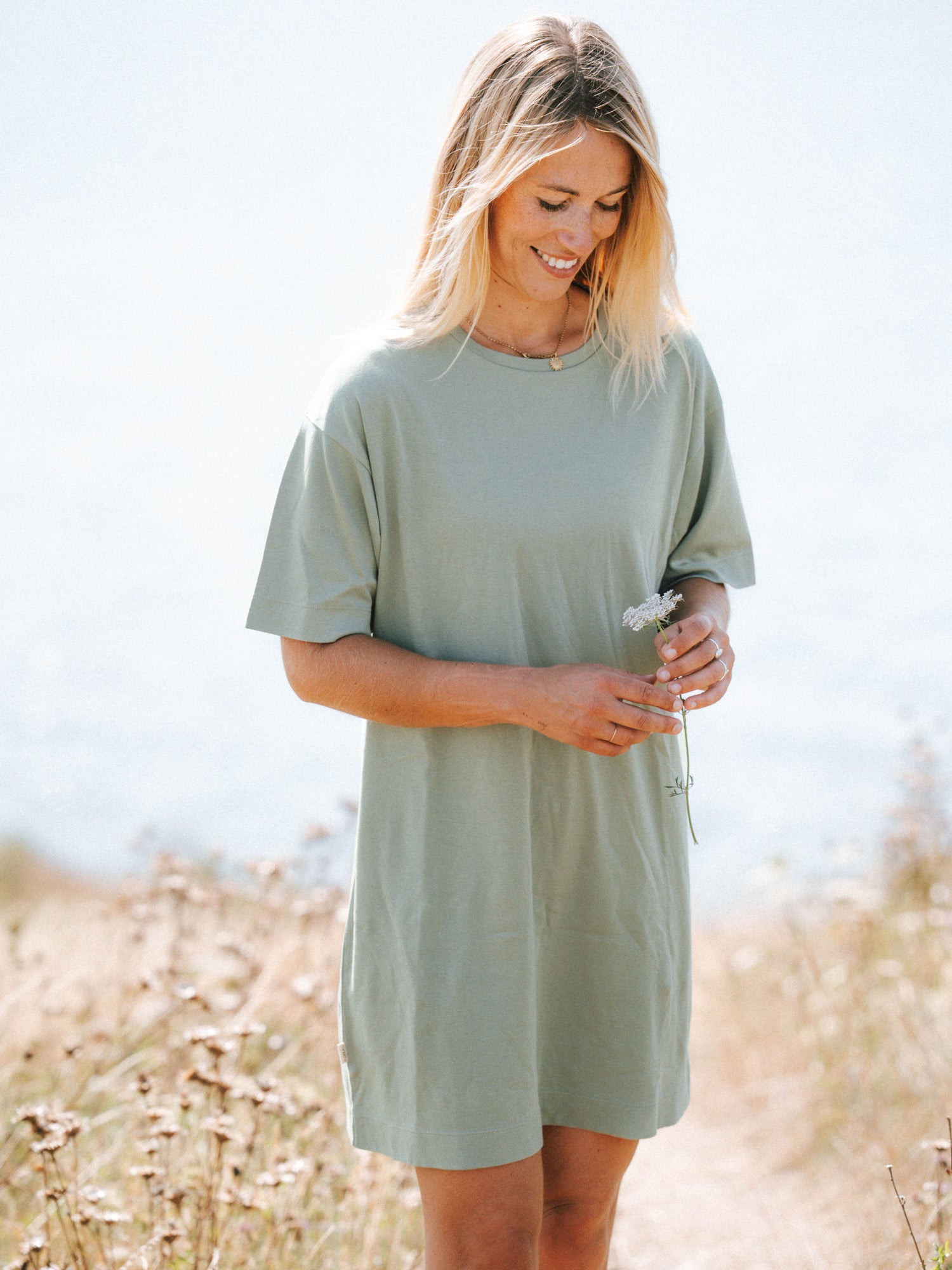 Frauen T-Shirt Kleid in Seegras aus Biobaumwolle mit kurzen Ärmeln am Meer
