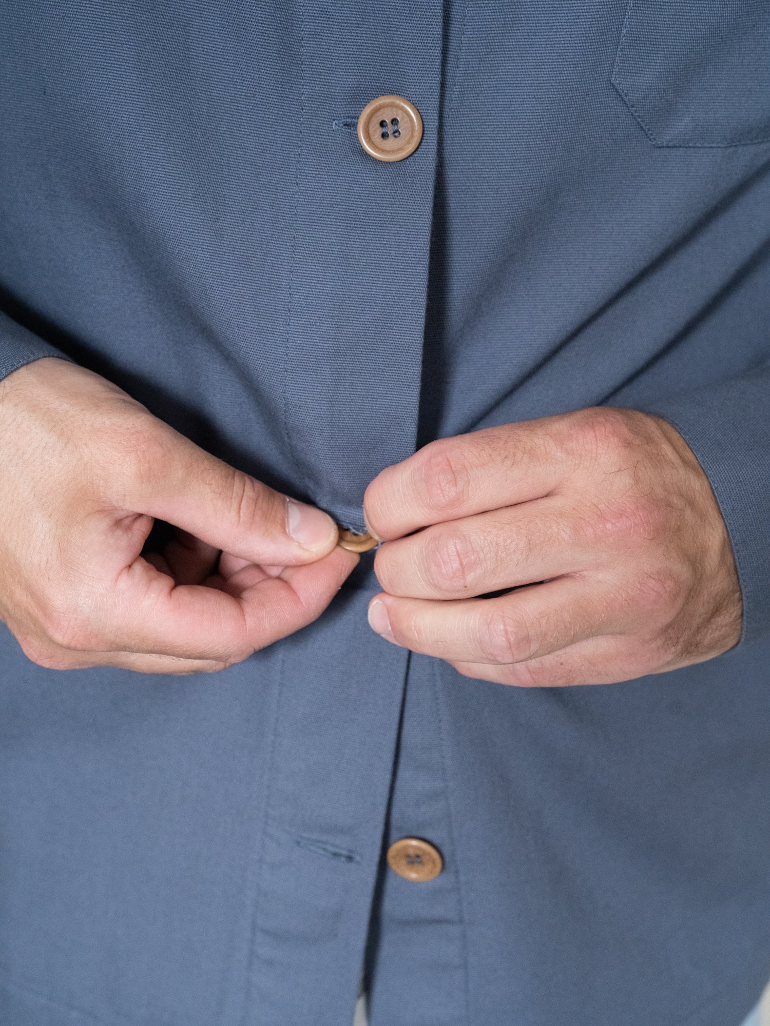 Männer Overshirt in Blaugrau aus Biobaumwolle mit Knopfleiste und braunen Knöpfen