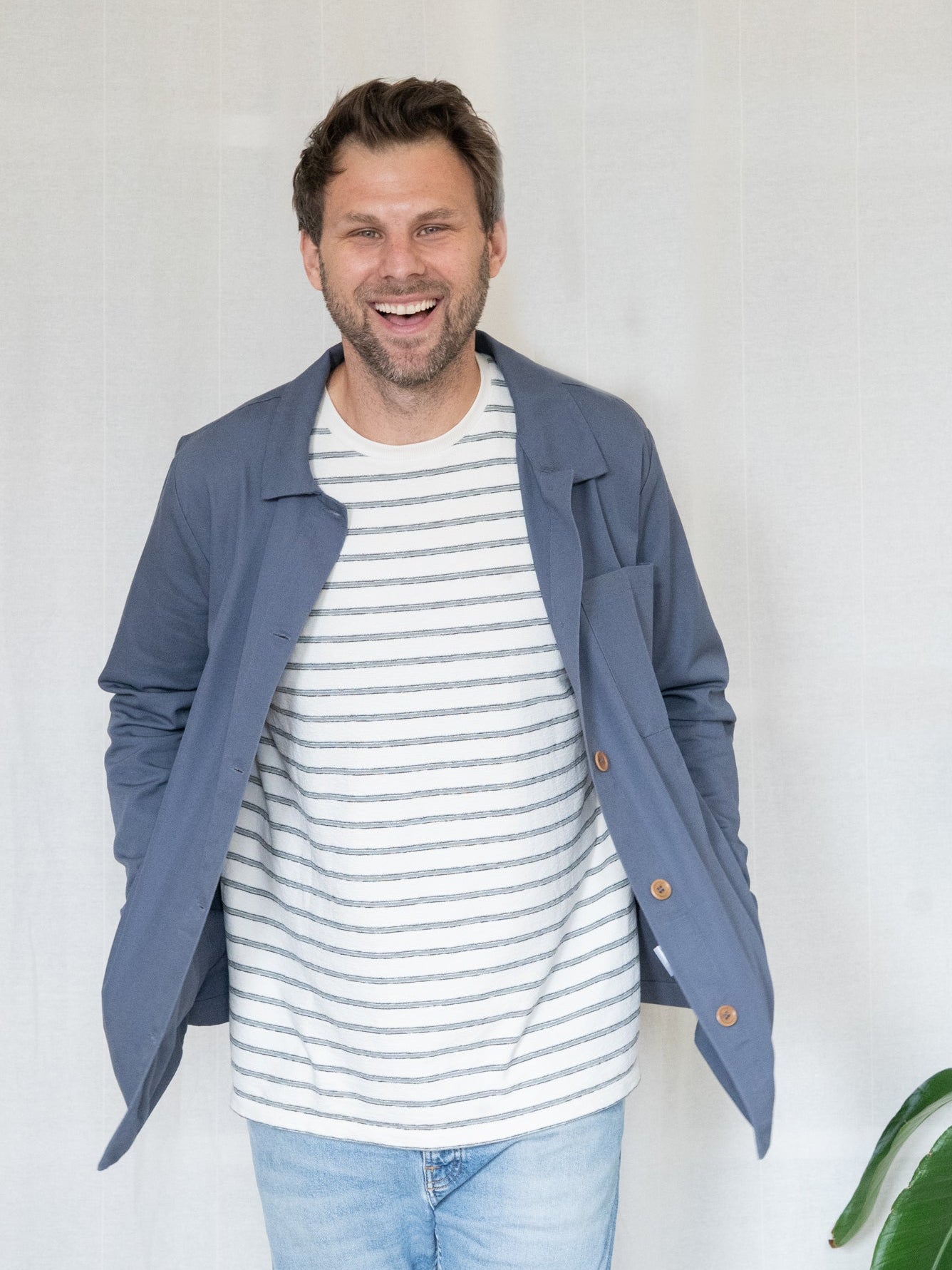 Männer Overshirt in Blaugrau aus Biobaumwolle offen getragen mit gestreiftem T-Shirt