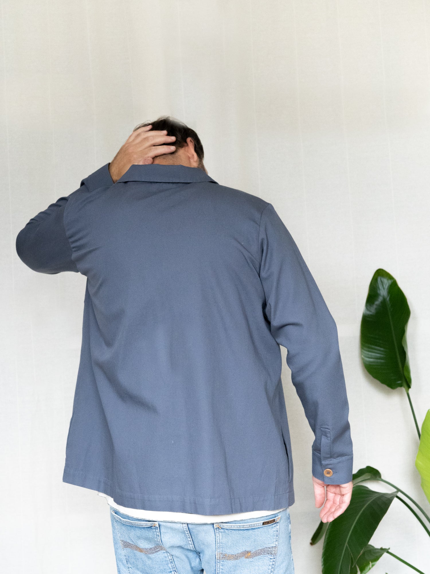 Männer Overshirt in Blaugrau aus Biobaumwolle in Rückansicht