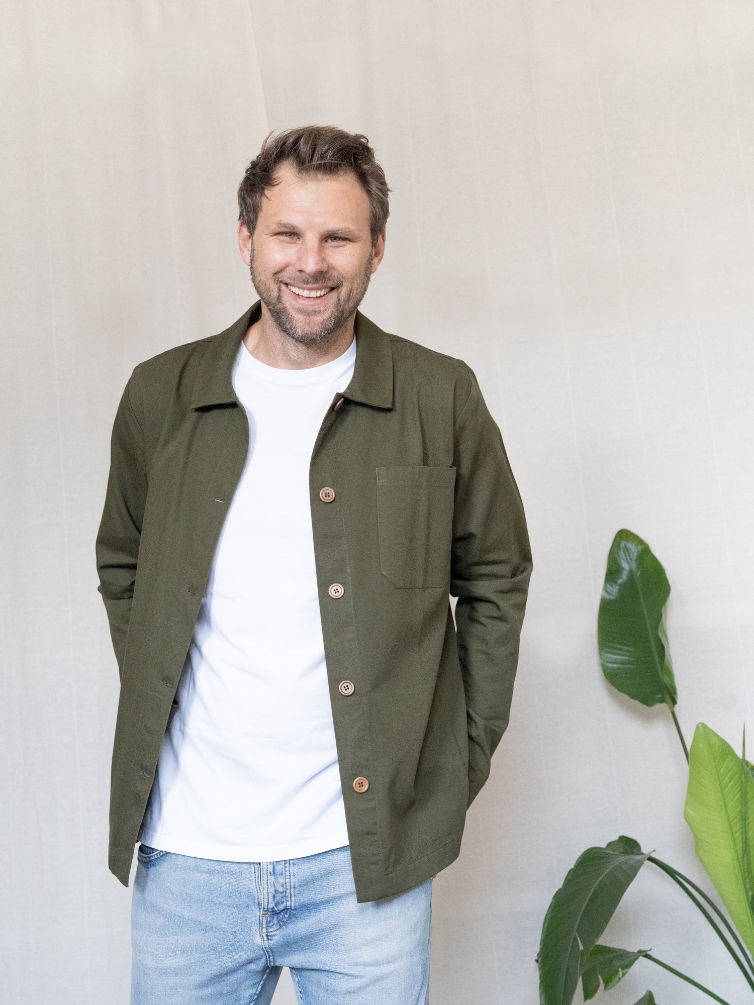 Männer Overshirt in Olivgrün aus Biobaumwolle mit Brusttasche und Knopfleiste