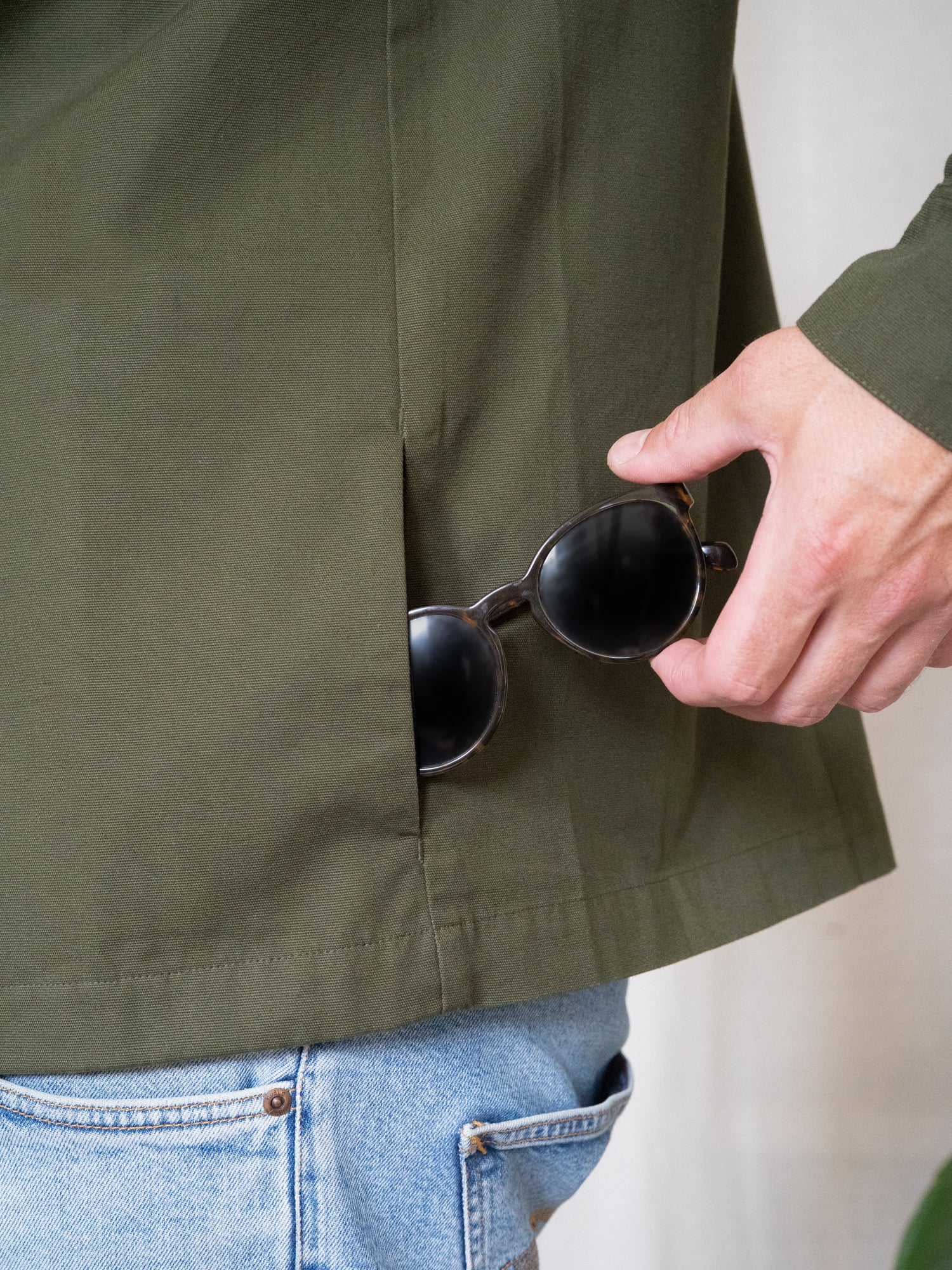 Männer Overshirt in Olivgrün aus Biobaumwolle mit seitlicher Eingrifftasche