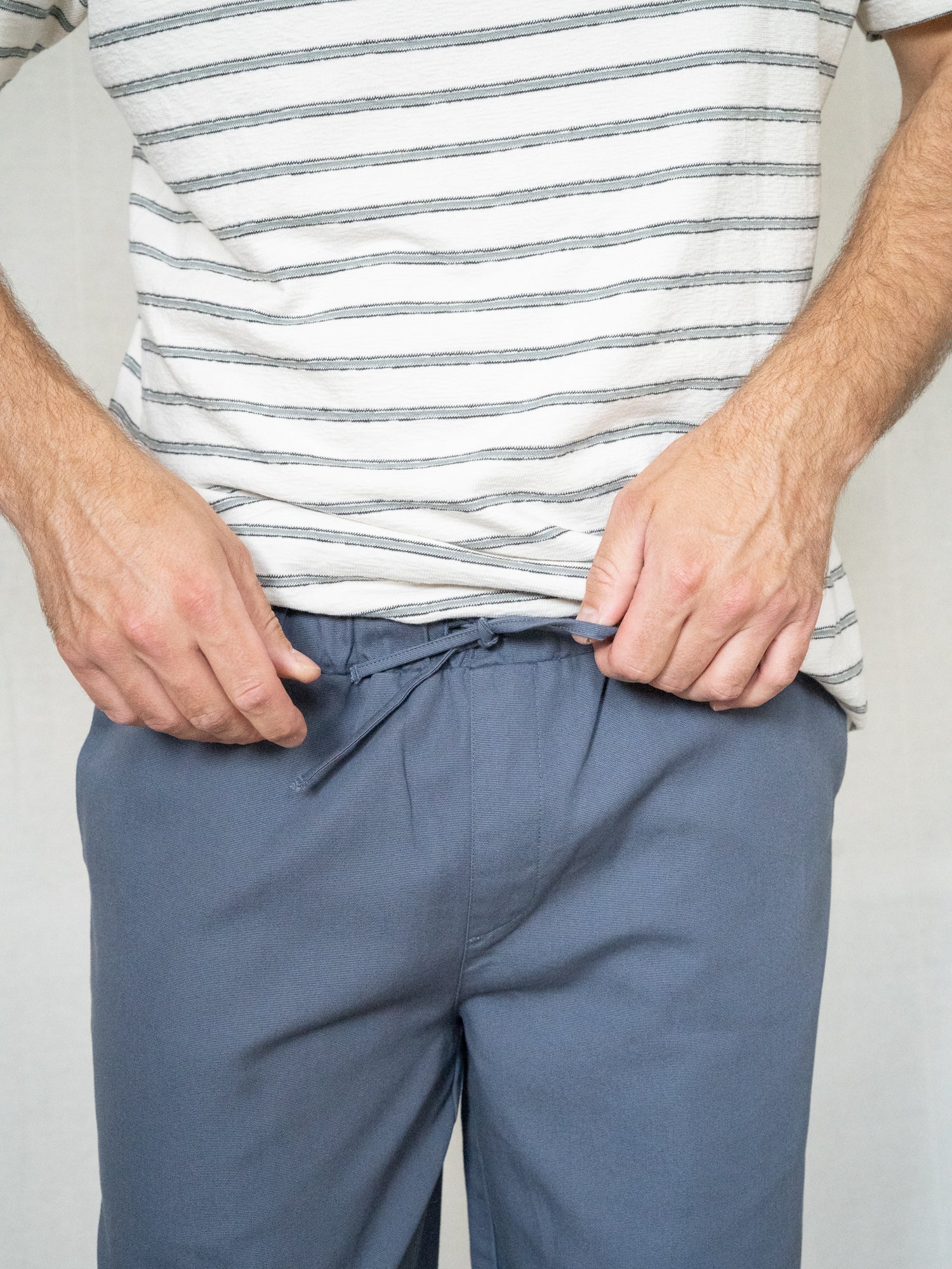 Männer Stoffhose in Blaugrau aus Biobaumwolle mit elastischem Bund und Kordelzug
