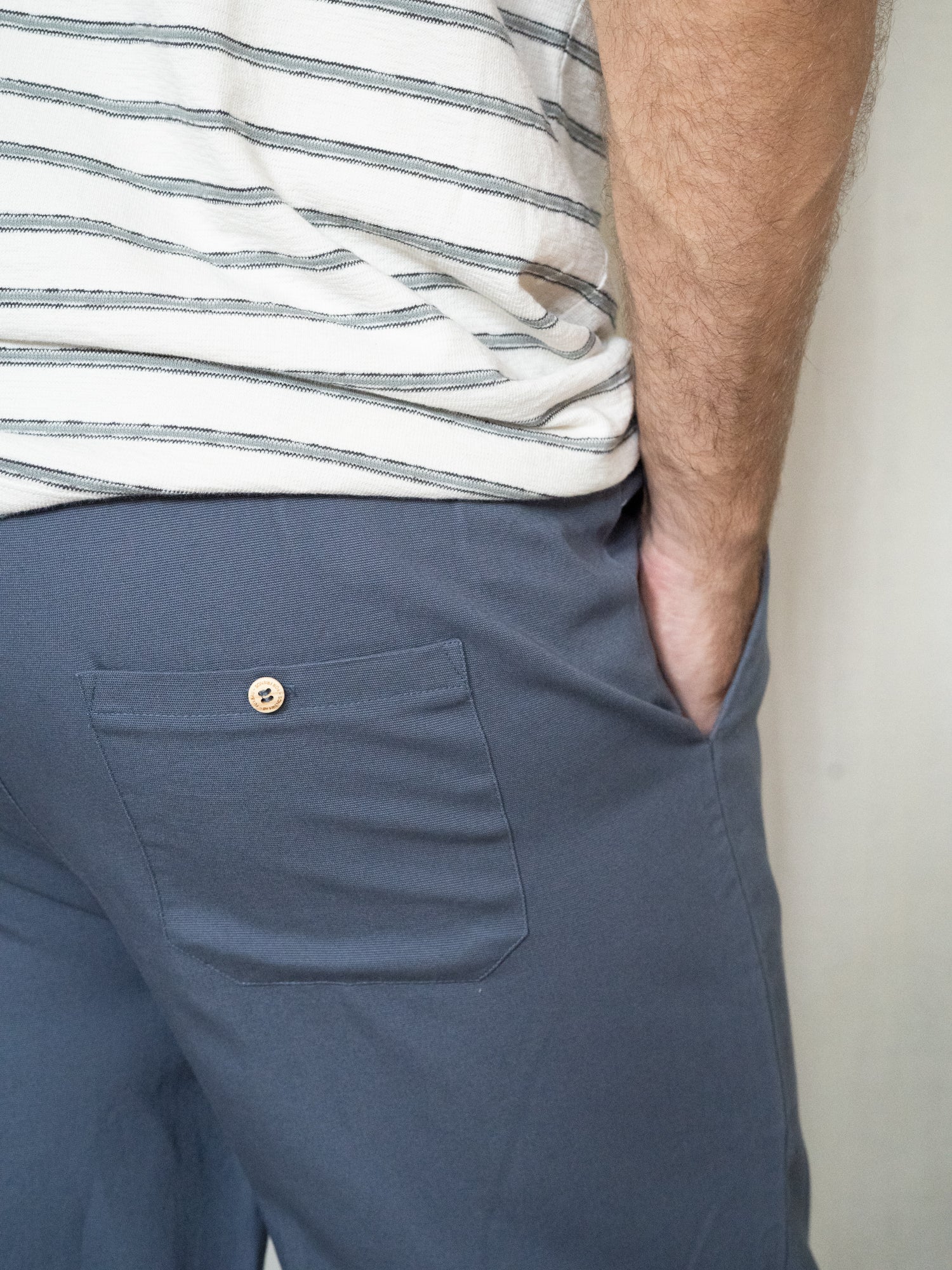 Männer Stoffhose in Blaugrau mit Gesäßtasche und Knopf im Detail
