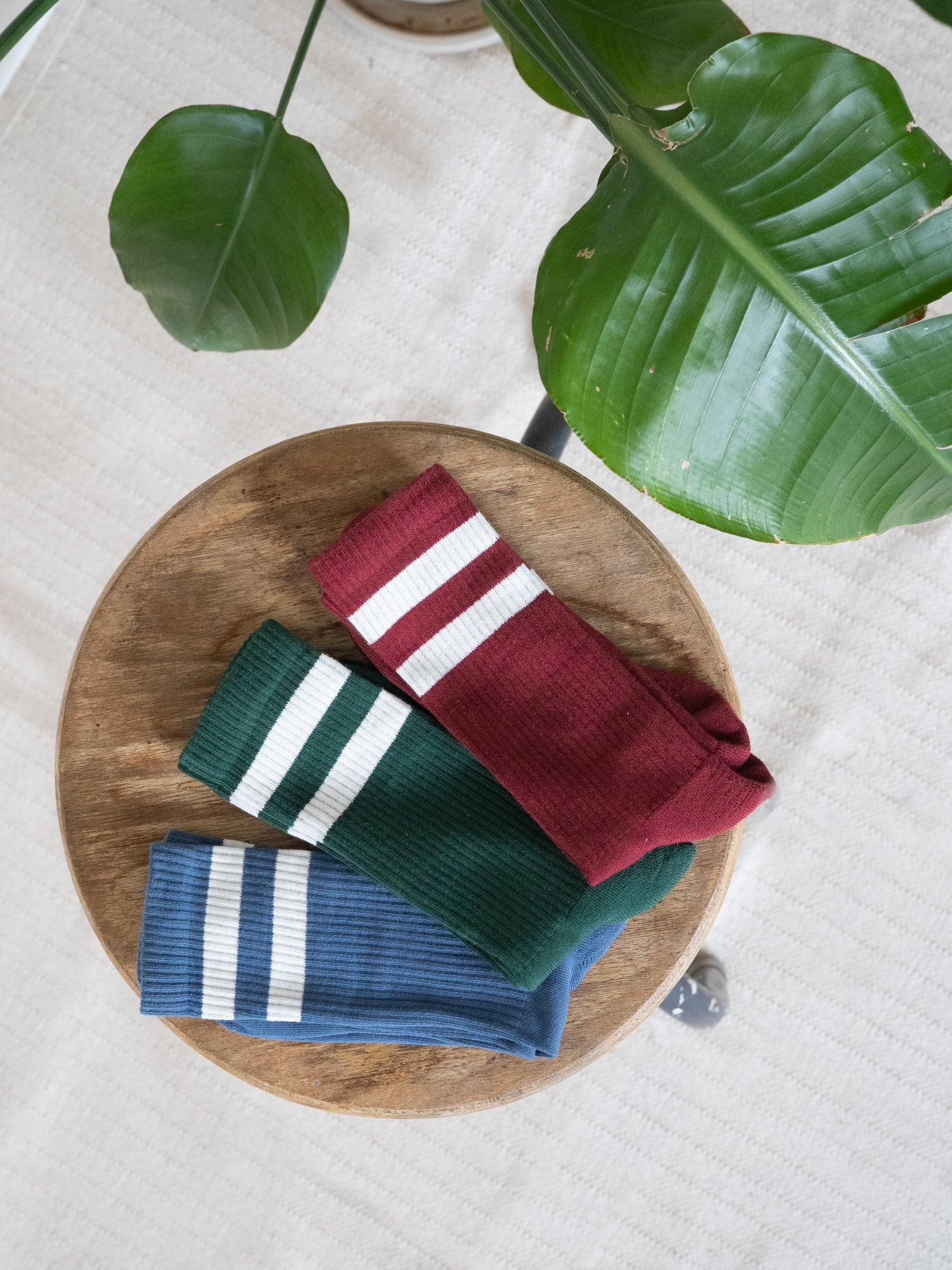 Retro Tennissocken aus Biobaumwolle in Grün, Bordeaux und Blau mit weißen Streifen