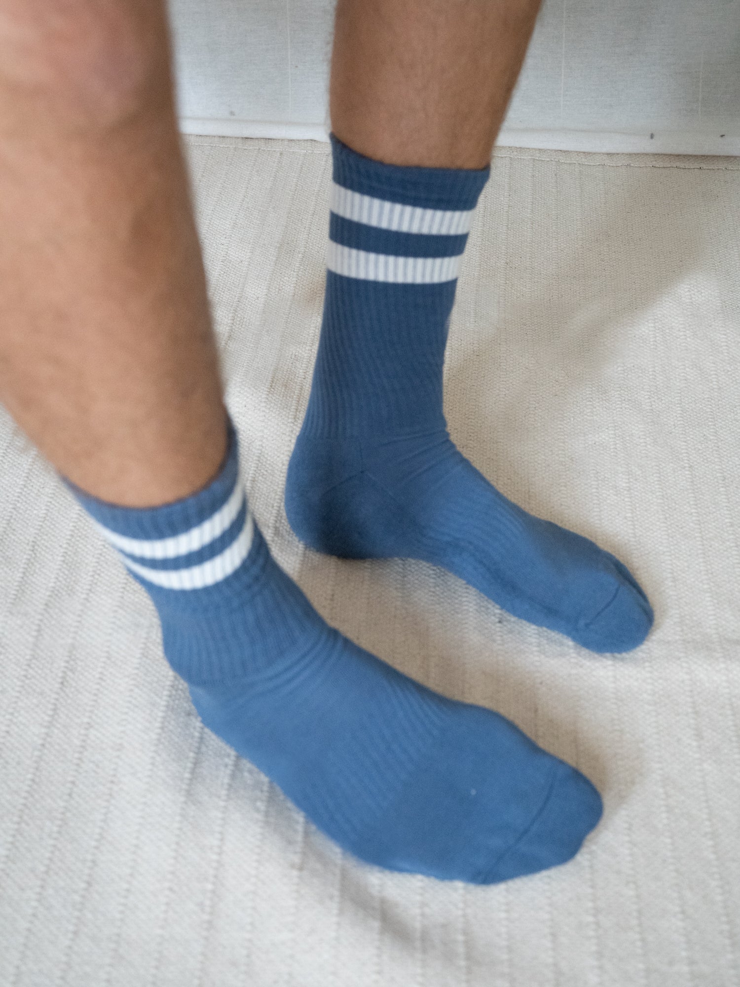 Unisex Retro Tennissocken in Blau Creme aus Biobaumwolle getragen mit zwei weißen Streifen