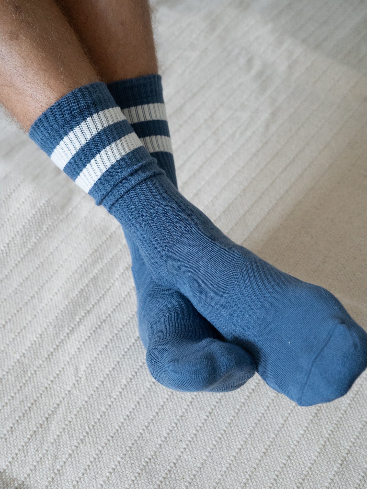 Blau creme gestreifte Retro Tennissocken aus Biobaumwolle getragen in seitlicher Ansicht