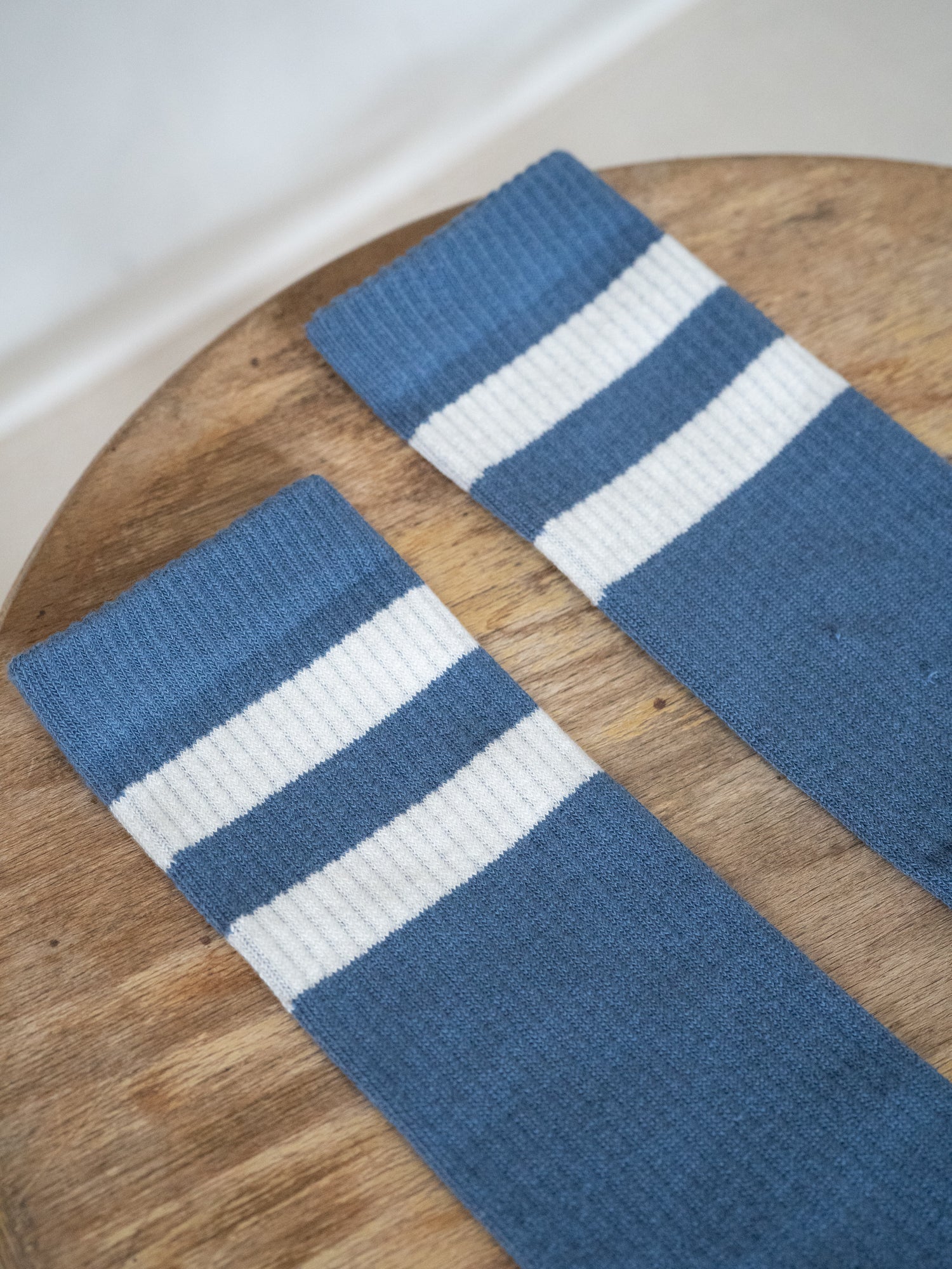 Unisex Retro Tennissocken in Blau Creme aus Biobaumwolle mit weißen Streifen als Detailaufnahme
