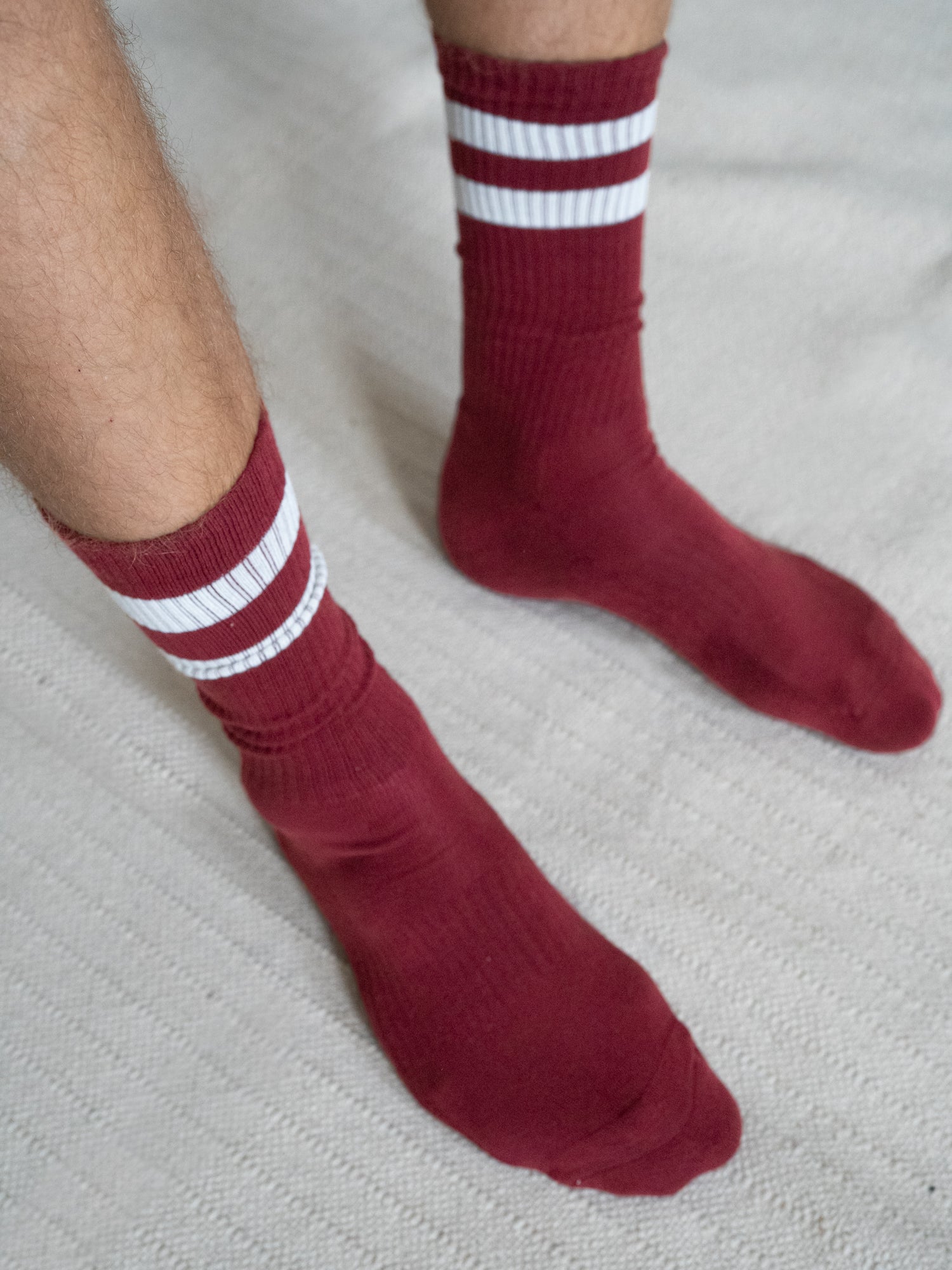 Unisex Retro Tennissocken in Bordeaux Creme aus Biobaumwolle getragen mit zwei weißen Streifen
