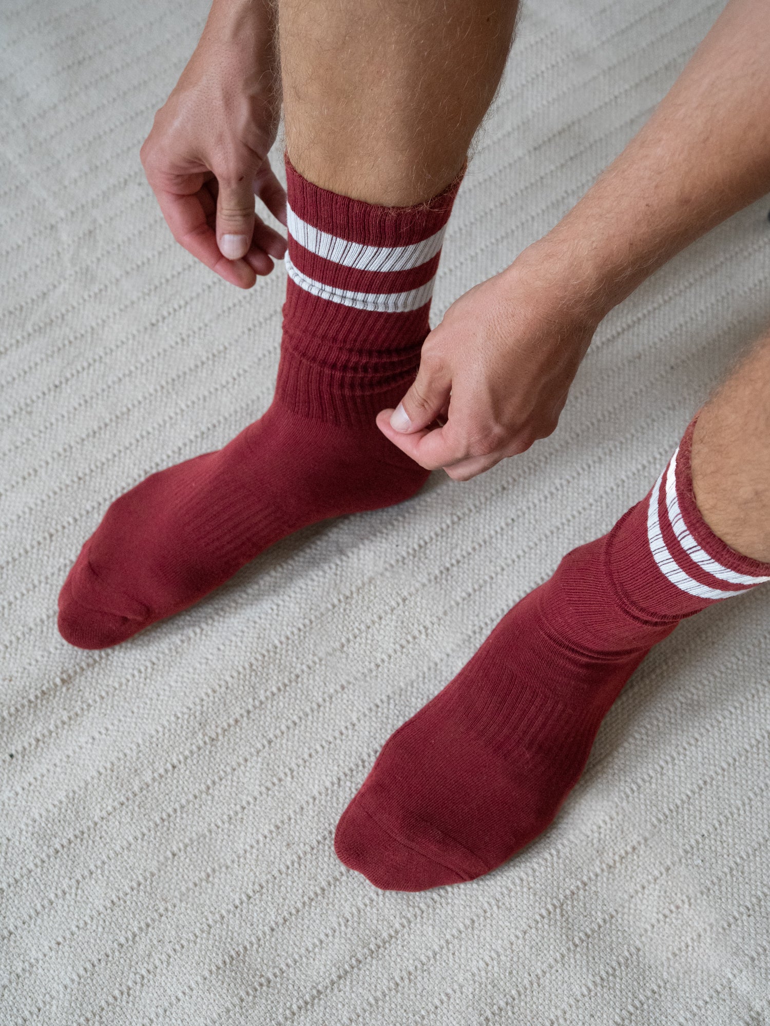 Bordeaux creme gestreifte Retro Tennissocken aus Biobaumwolle getragen in Nahaufnahme