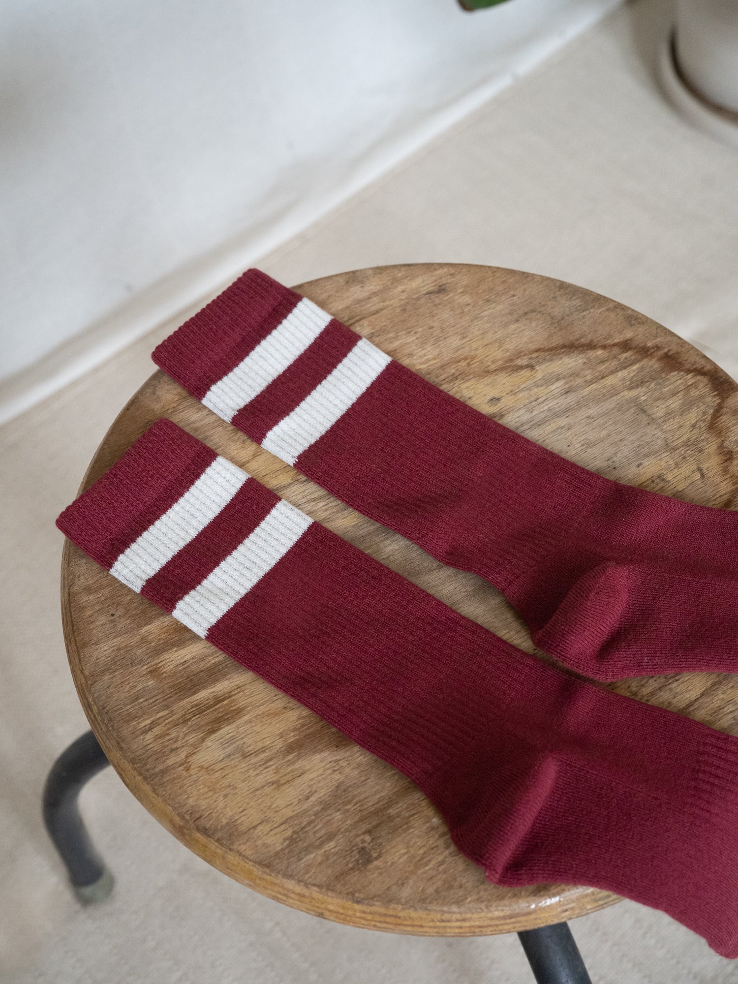 Unisex Retro Tennissocken in Bordeaux Creme aus Biobaumwolle mit weißen Streifen als Detailaufnahme