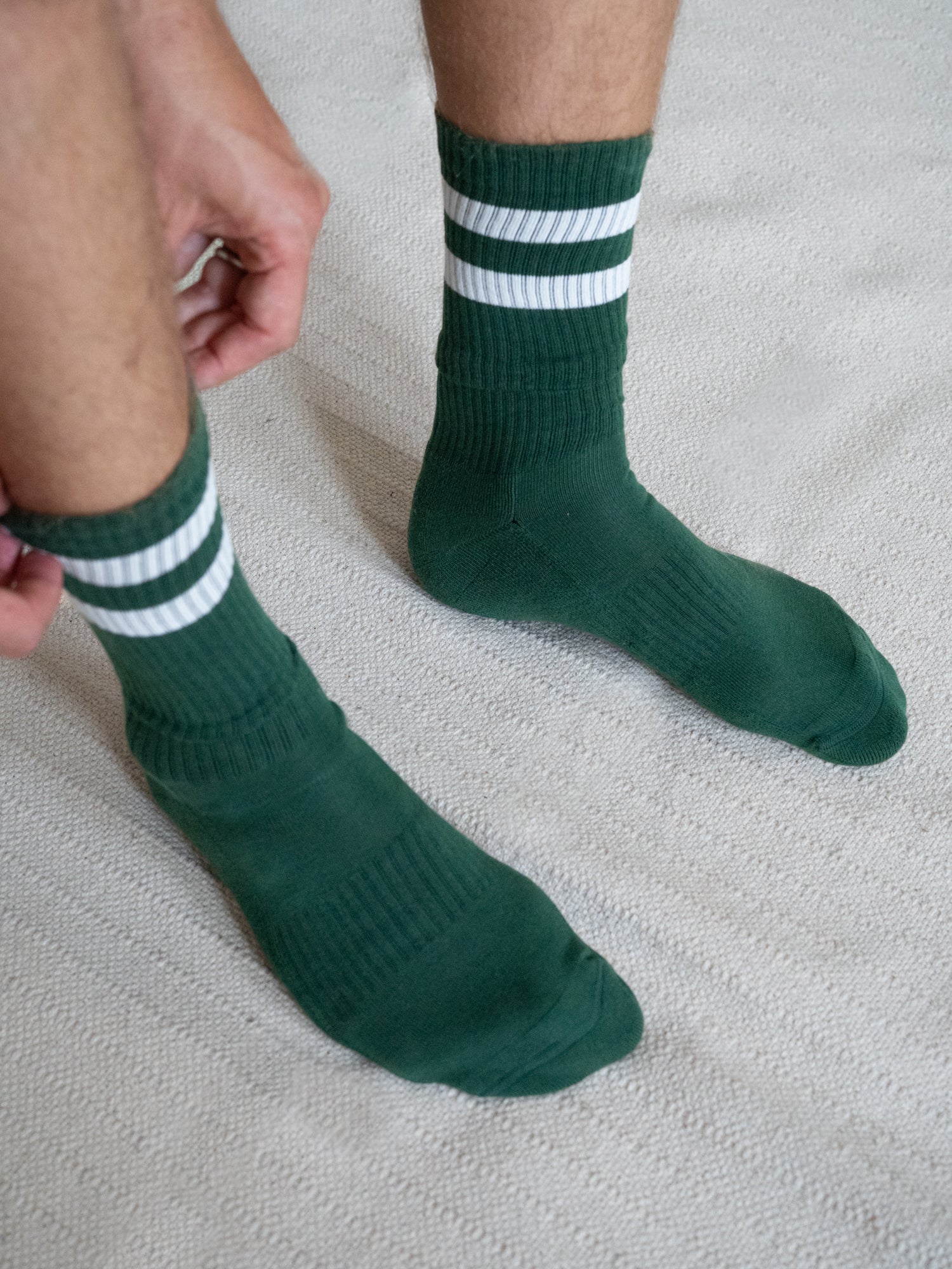 Unisex Retro Tennissocken in Grün Creme aus Biobaumwolle getragen mit zwei weißen Streifen
