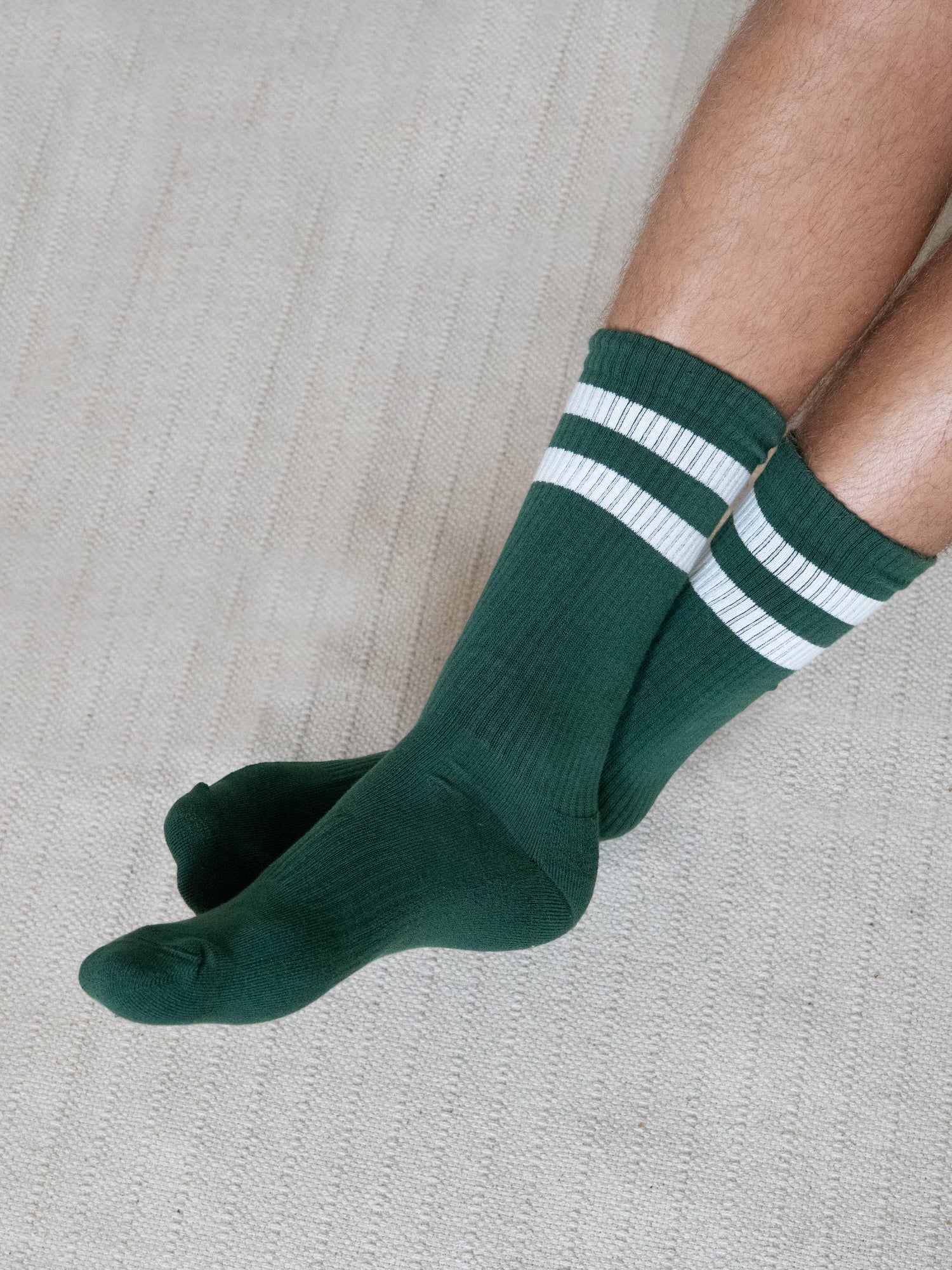 Grün creme gestreifte Retro Tennissocken aus Biobaumwolle getragen in seitlicher Ansicht