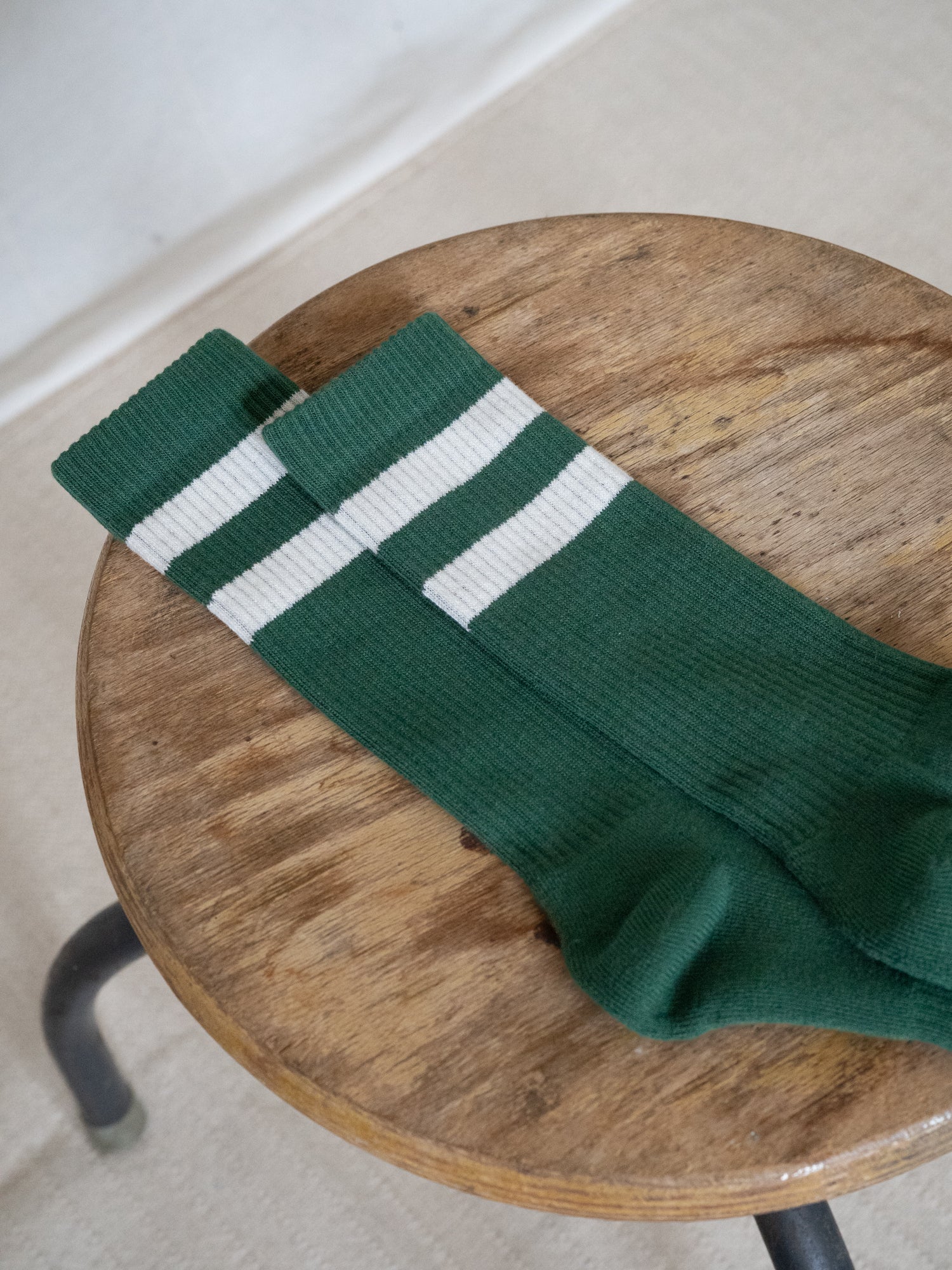 Unisex Retro Tennissocken in Grün Creme aus Biobaumwolle mit weißen Streifen als Detailaufnahme