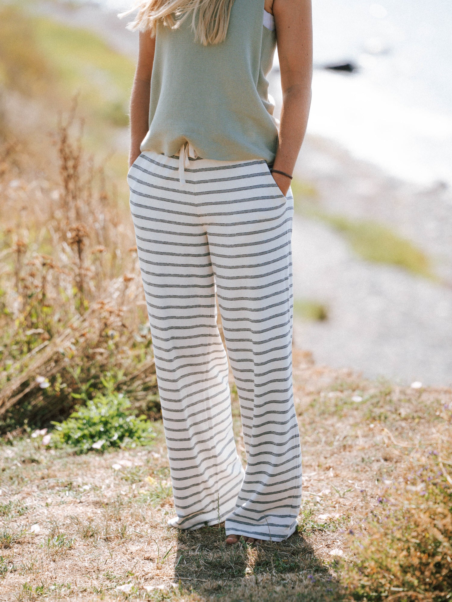 Gestreifte Frauen Milos Hose in Cremeweiß und Salbei mit weitem Bein und Seitentaschen
